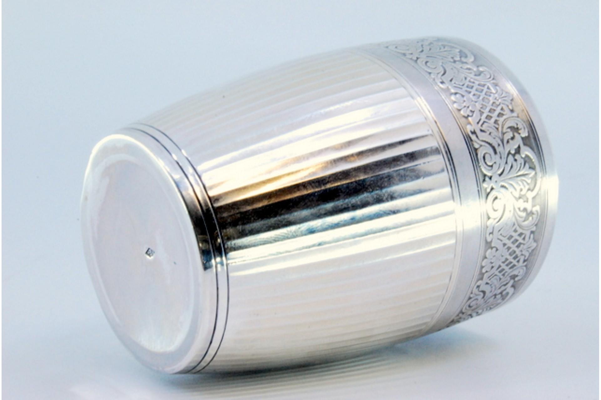 Silver cup with fluted trim, garlands and monogram card en Bueno estado para la venta en Porto, PT