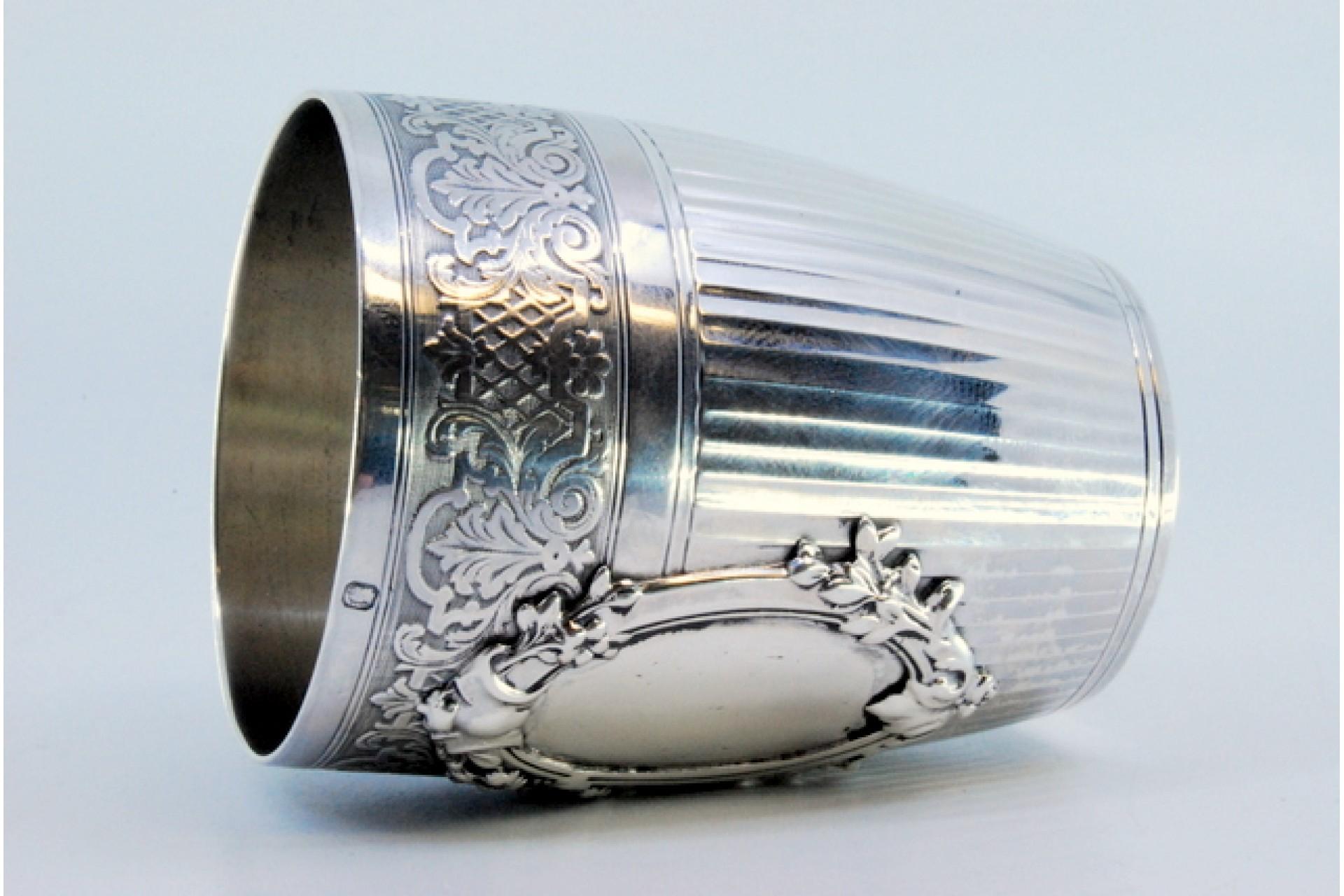 Silver cup with fluted trim, garlands and monogram card siglo XIX en venta