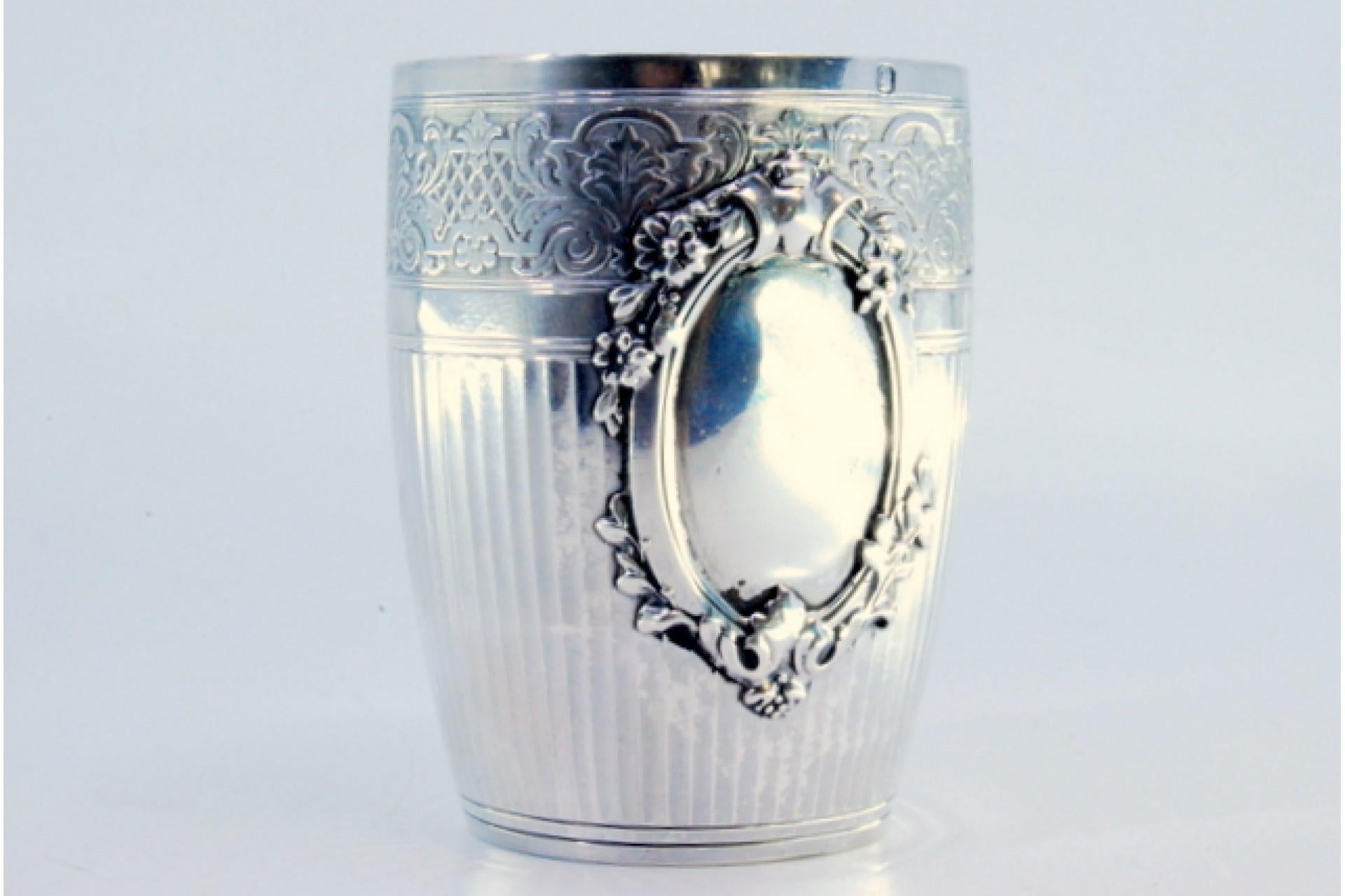 Silver cup with fluted trim, garlands and monogram card en venta 1