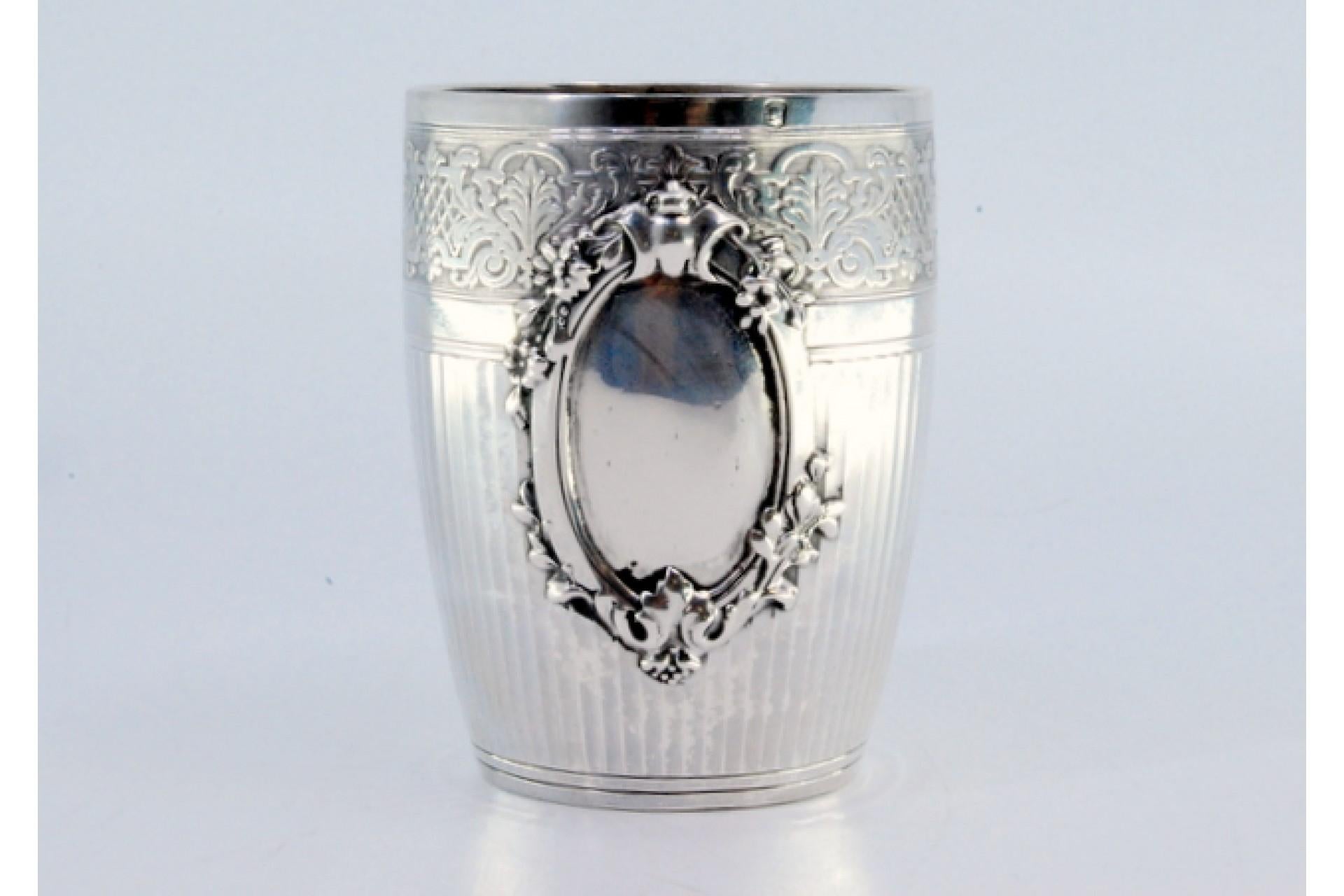 Silver cup with fluted trim, garlands and monogram card en venta 2