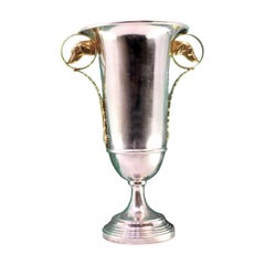 Silberne Tasse mit goldener Innenseite und Henkeln mit geprägten Hundeköpfen Silberne Tasse mit goldener Innenseite und Henkeln mit geprägten Hundeköpfen