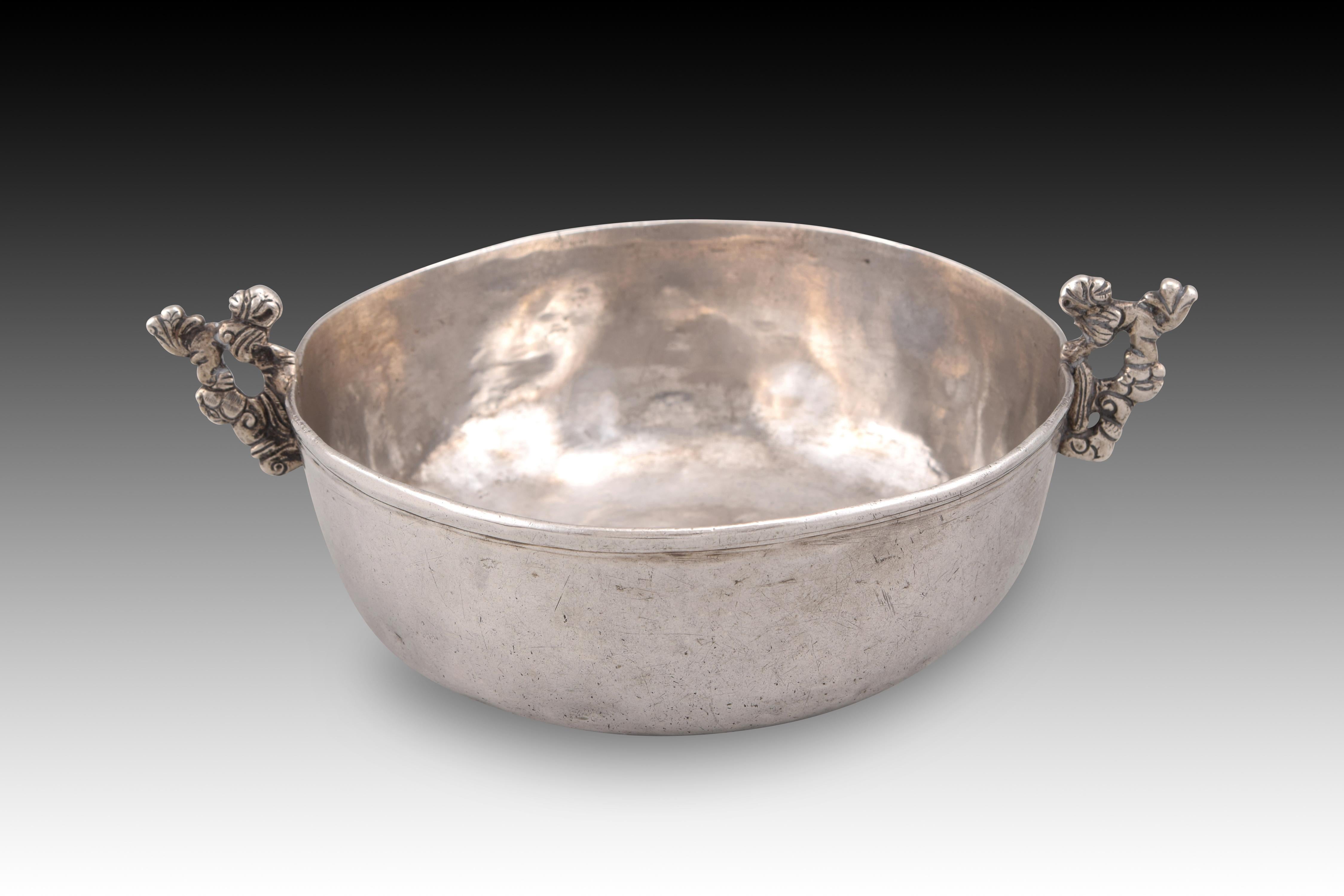 Tembladera or bernegal with property inscription. Possibly Spanish American, 18th century. 
Silver trembling dish in its color with a wide and circular base and a mouth of greater diameter than this, body with a fine line engraved towards the edge