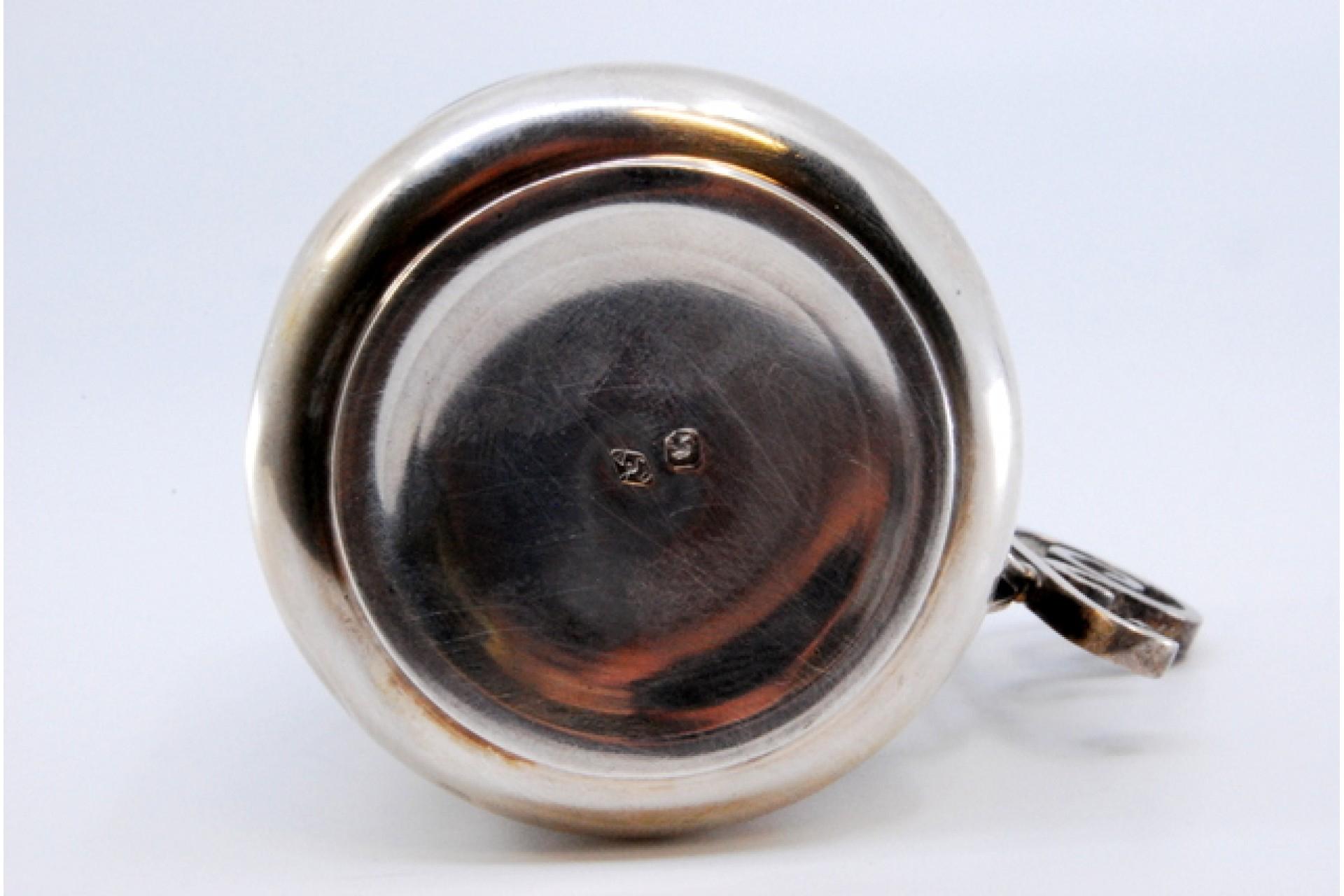 Silver cup with scrolls on the handle and relief on the rim (Europäisch) im Angebot