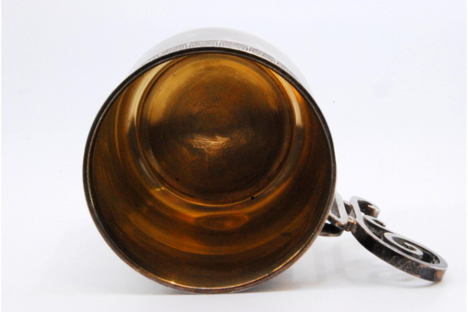 Silver cup with scrolls on the handle and relief on the rim im Zustand „Gut“ im Angebot in Porto, PT
