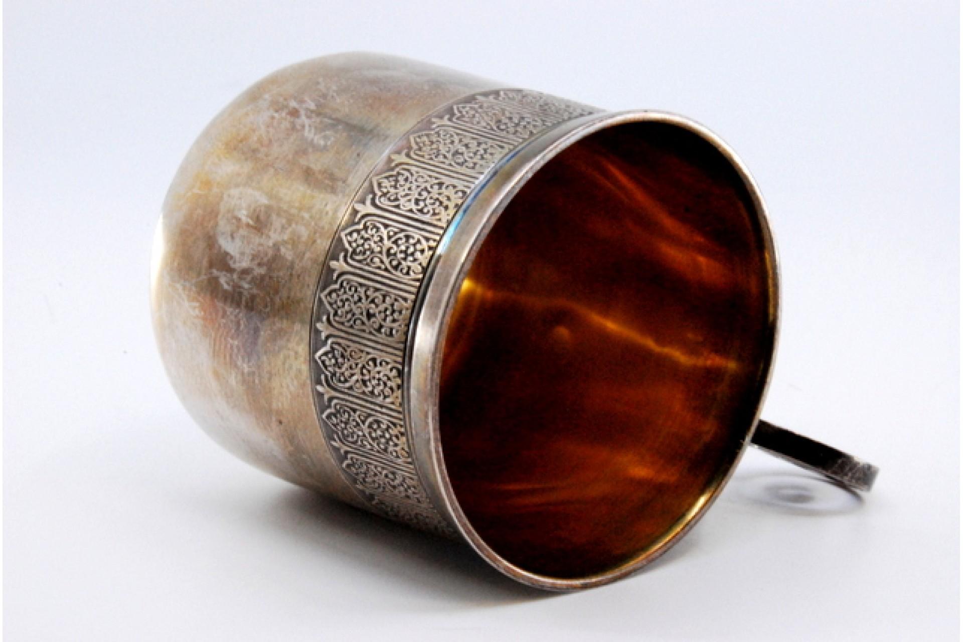 Silver cup with scrolls on the handle and relief on the rim (19. Jahrhundert) im Angebot