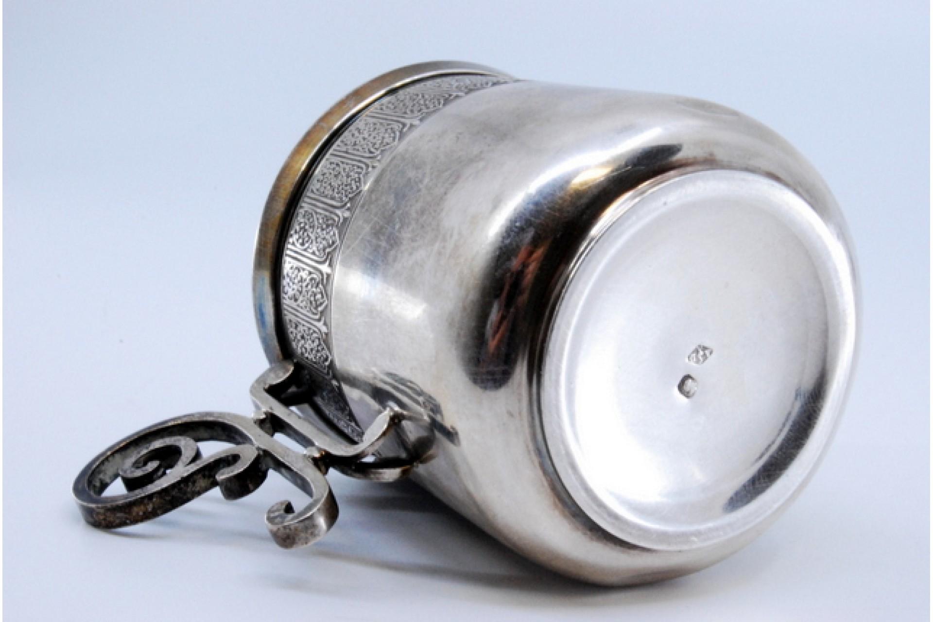 Silver cup with scrolls on the handle and relief on the rim (Silber) im Angebot