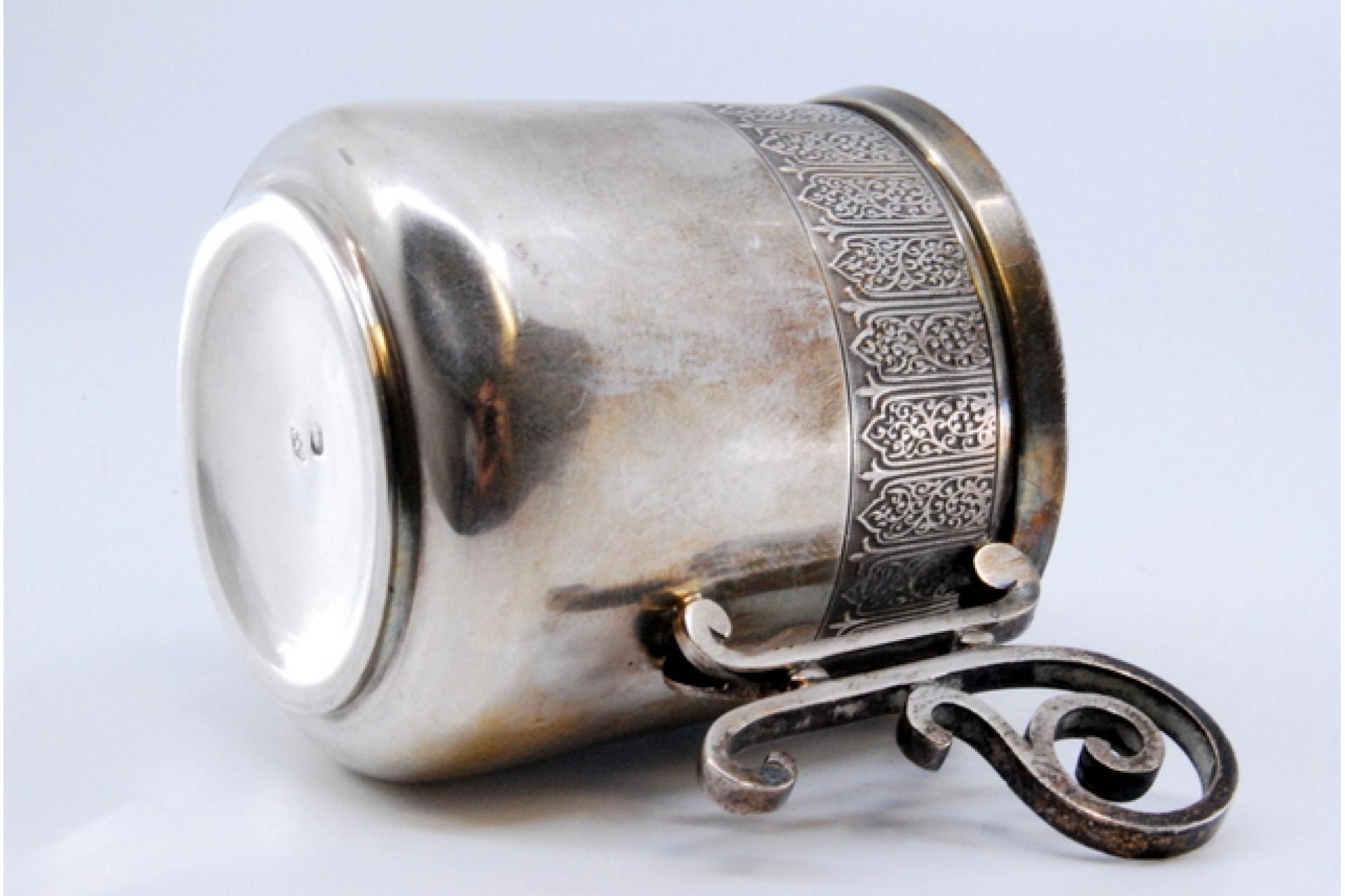 Silver cup with scrolls on the handle and relief on the rim im Angebot 1