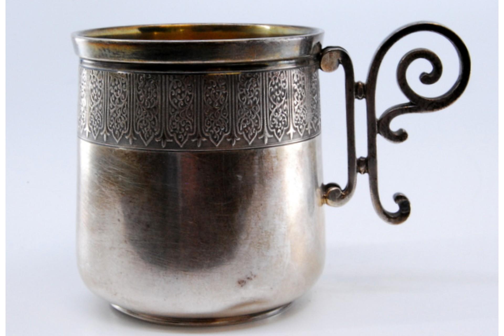 Silver cup with scrolls on the handle and relief on the rim im Angebot 2