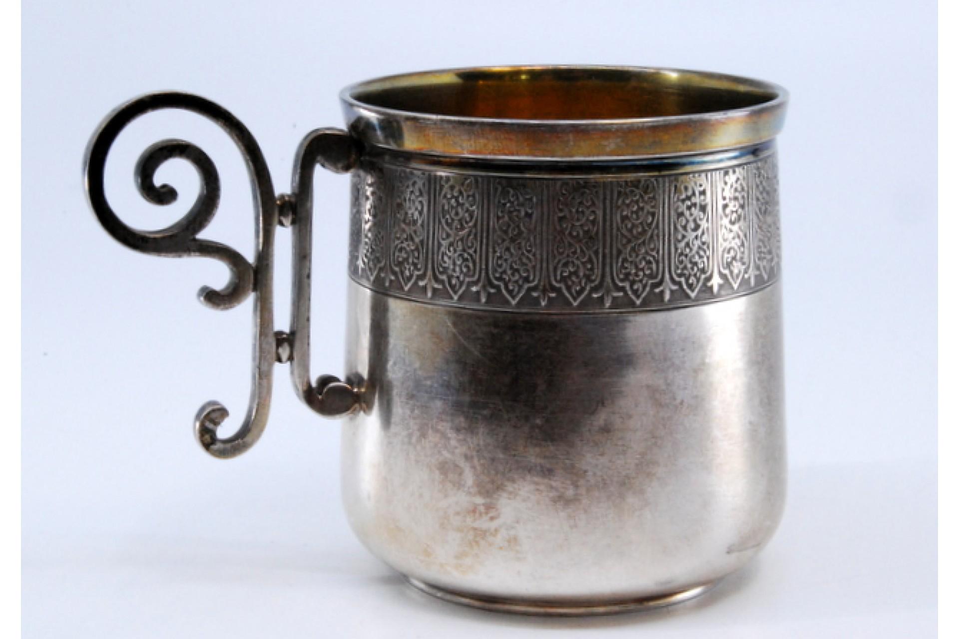 Silver cup with scrolls on the handle and relief on the rim im Angebot 3