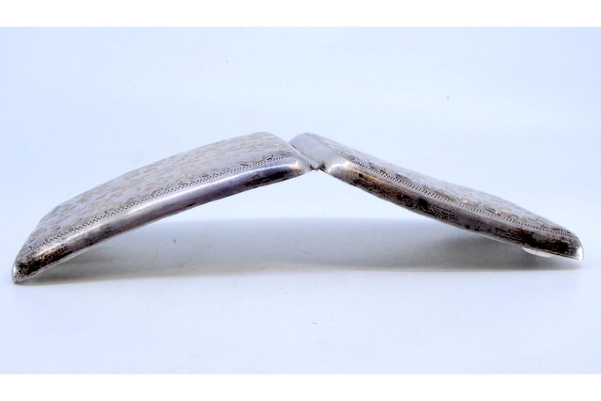 Silver curved cigarette case with engraved flowers and hinged lid in vendita 4