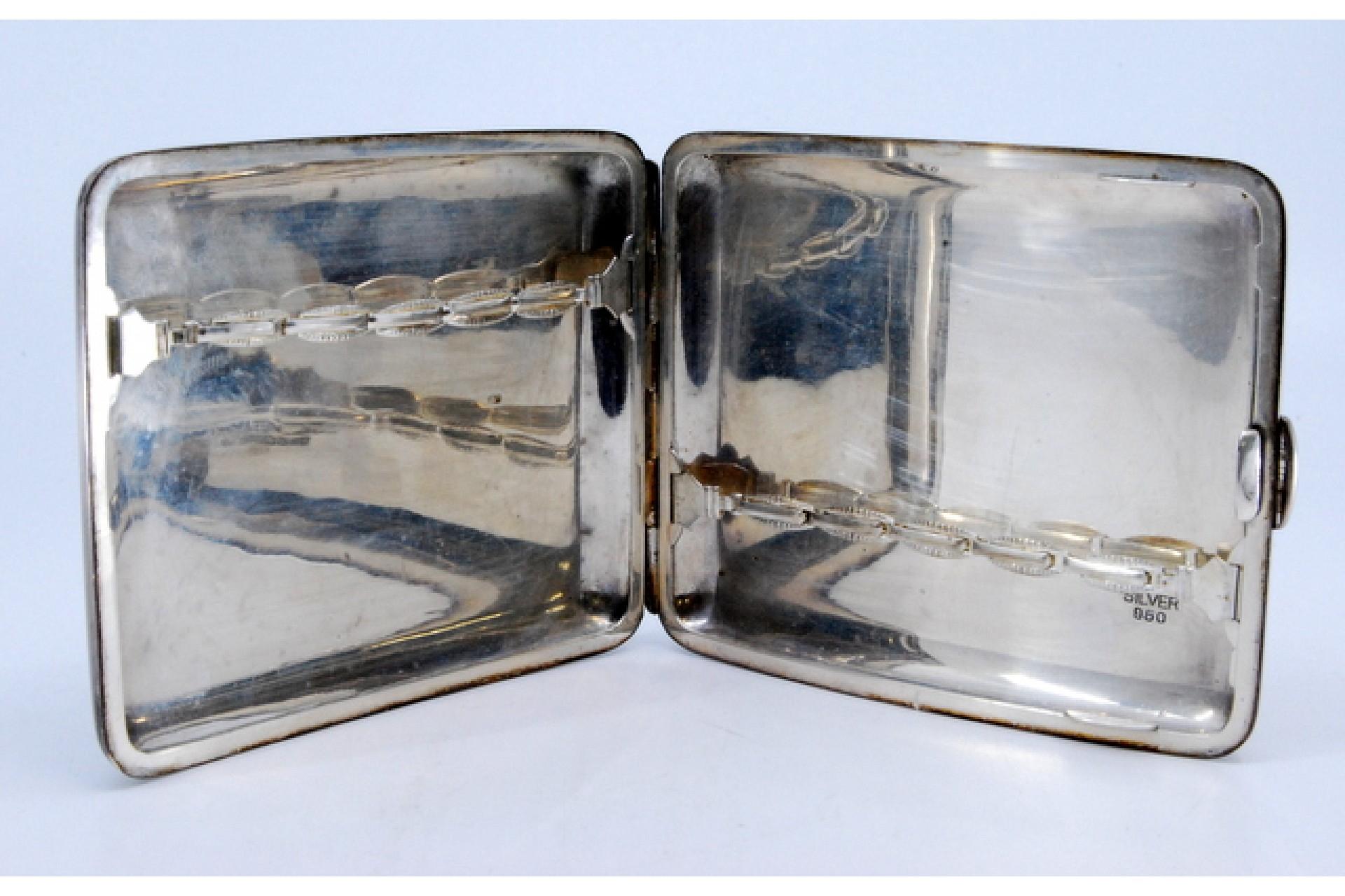 Silver curved cigarette case with engraved flowers and hinged lid in vendita 5