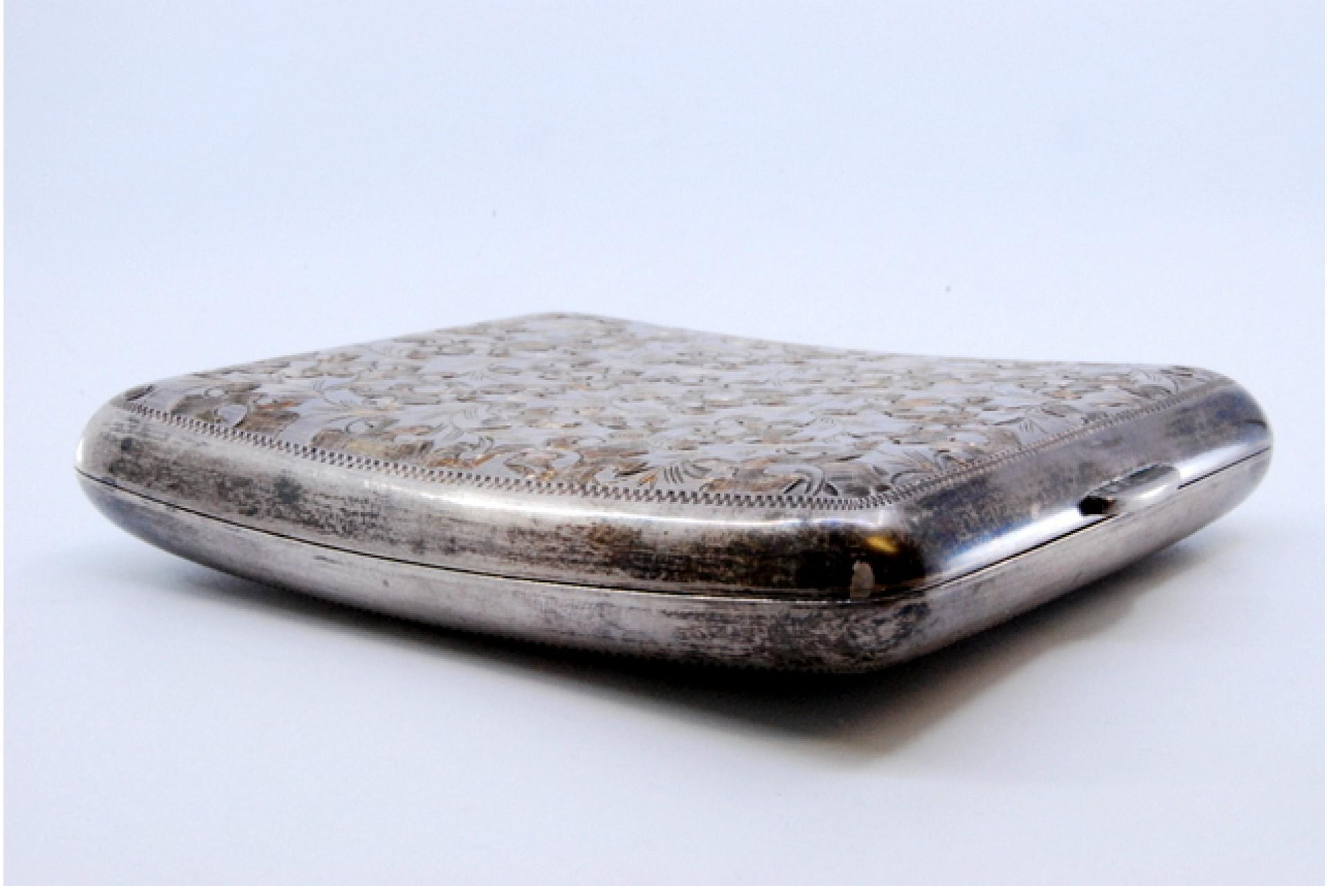 Descrizione: Portasigarette in argento con fiori curvi incisi, due portasigarette all'interno e coperchio a cerniera. Metallo: Argento. Origine: Europea. Mark: Assente. Peso: 124,71 grammi. Dimensioni: 10x8cm. Contenuto: 950/1000. Segno del saggio: