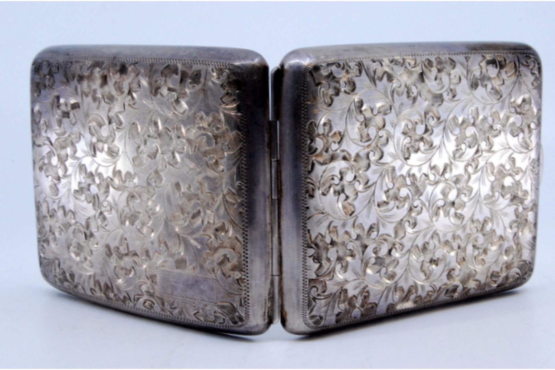Europeo Silver curved cigarette case with engraved flowers and hinged lid in vendita