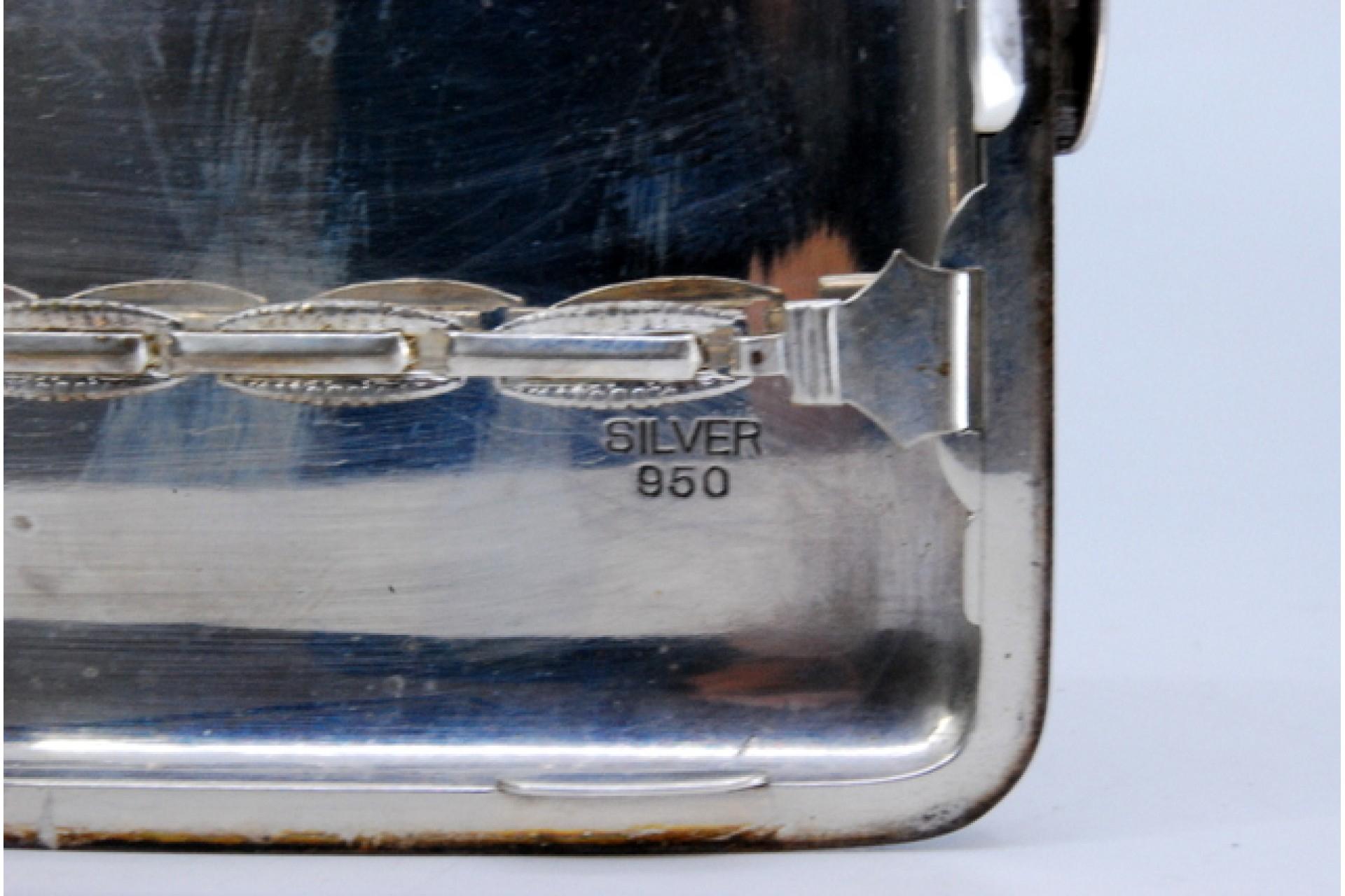Silver curved cigarette case with engraved flowers and hinged lid In condizioni buone in vendita a Porto, PT