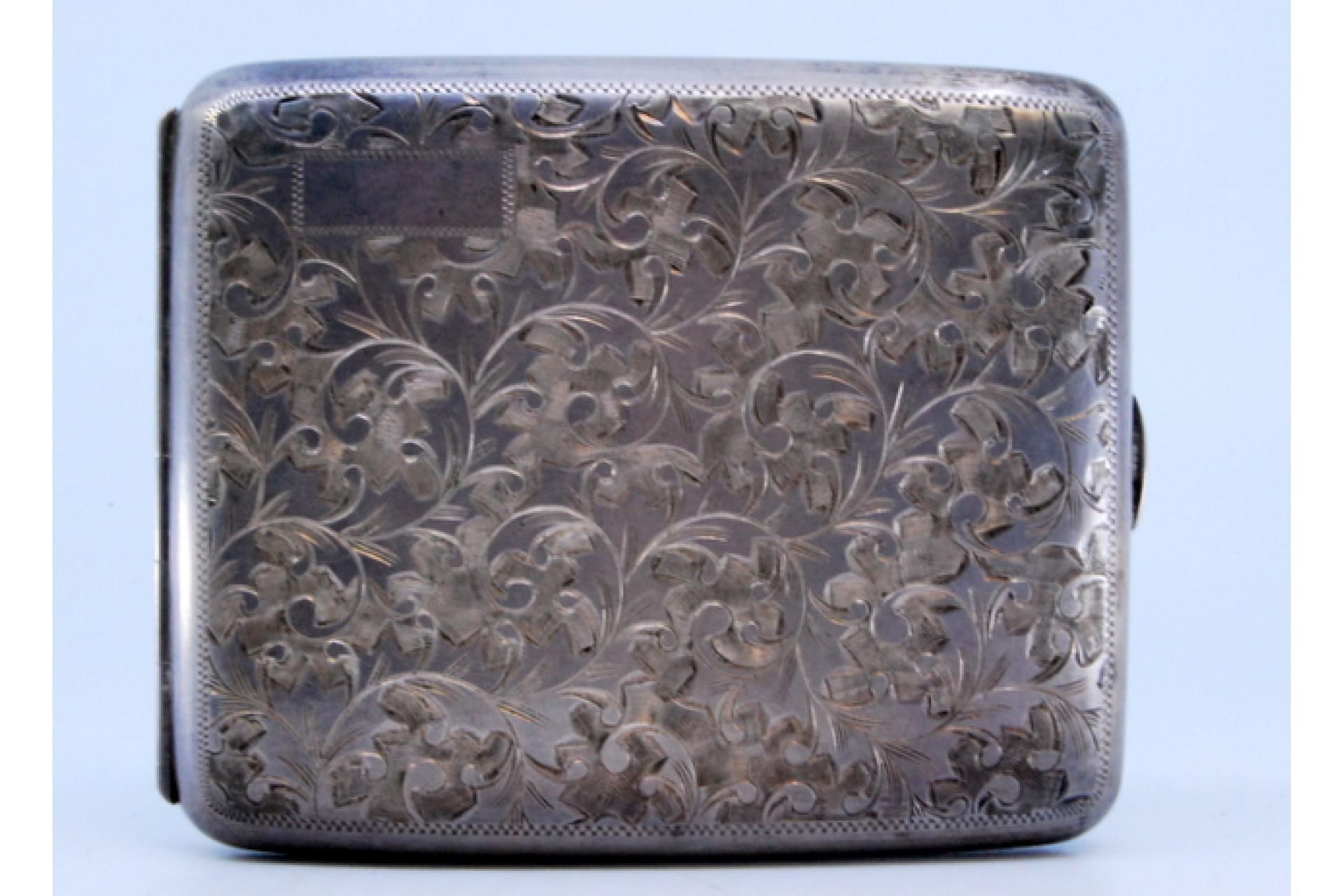 XX secolo Silver curved cigarette case with engraved flowers and hinged lid in vendita