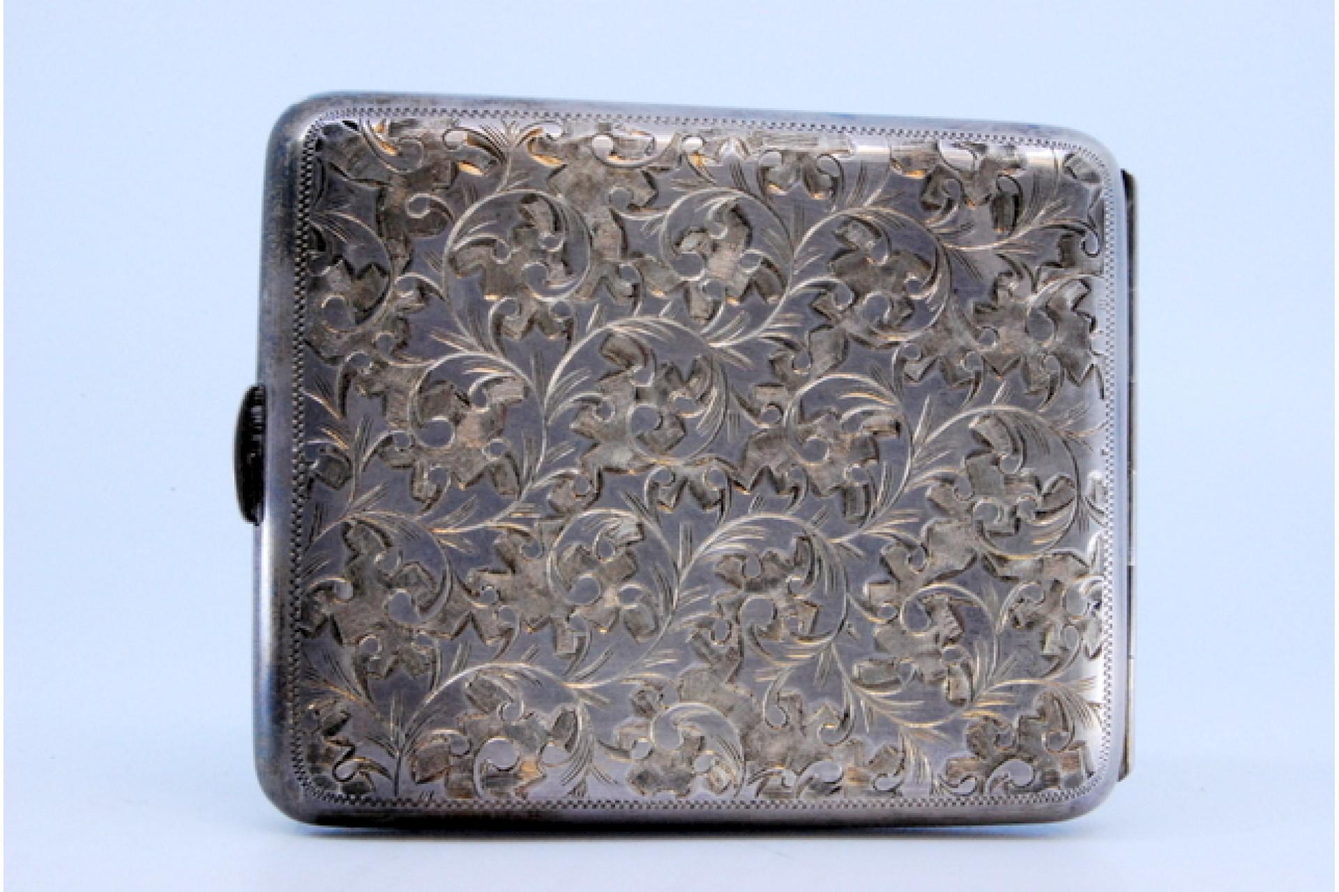 Argento Silver curved cigarette case with engraved flowers and hinged lid in vendita