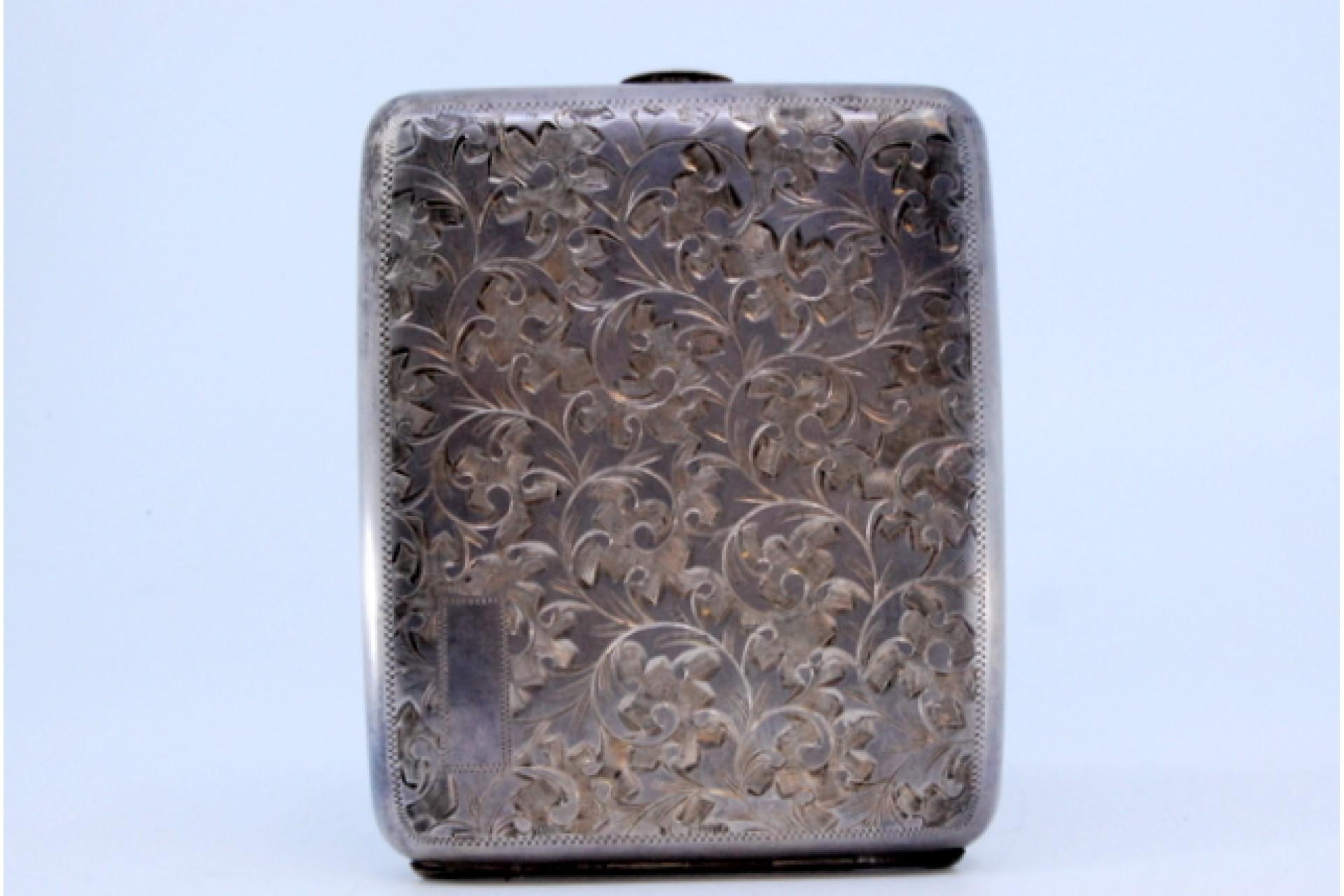 Silver curved cigarette case with engraved flowers and hinged lid in vendita 1