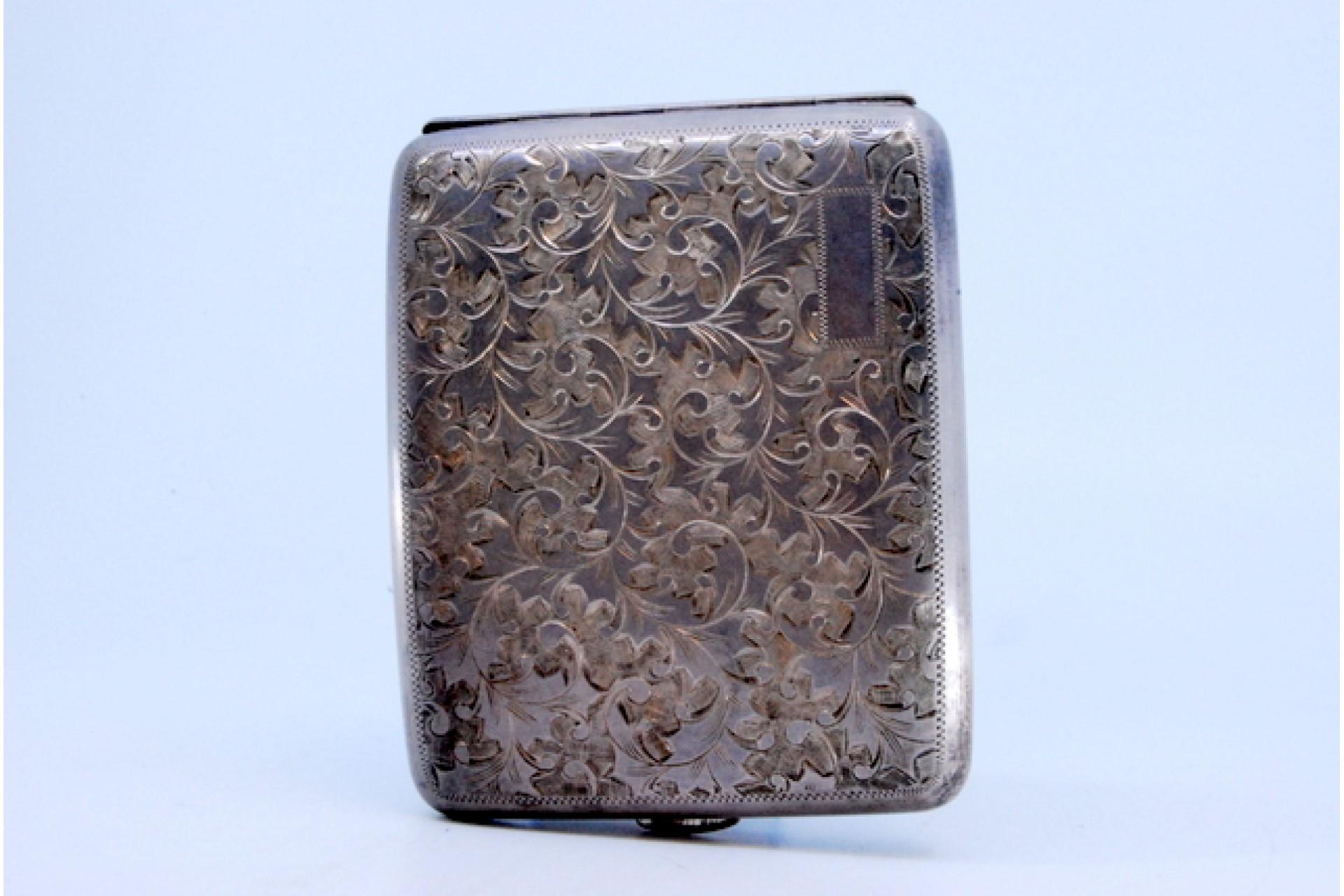 Silver curved cigarette case with engraved flowers and hinged lid in vendita 2