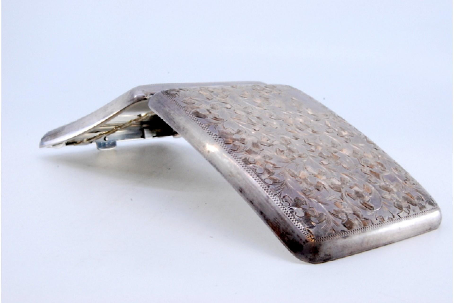 Silver curved cigarette case with engraved flowers and hinged lid in vendita 3