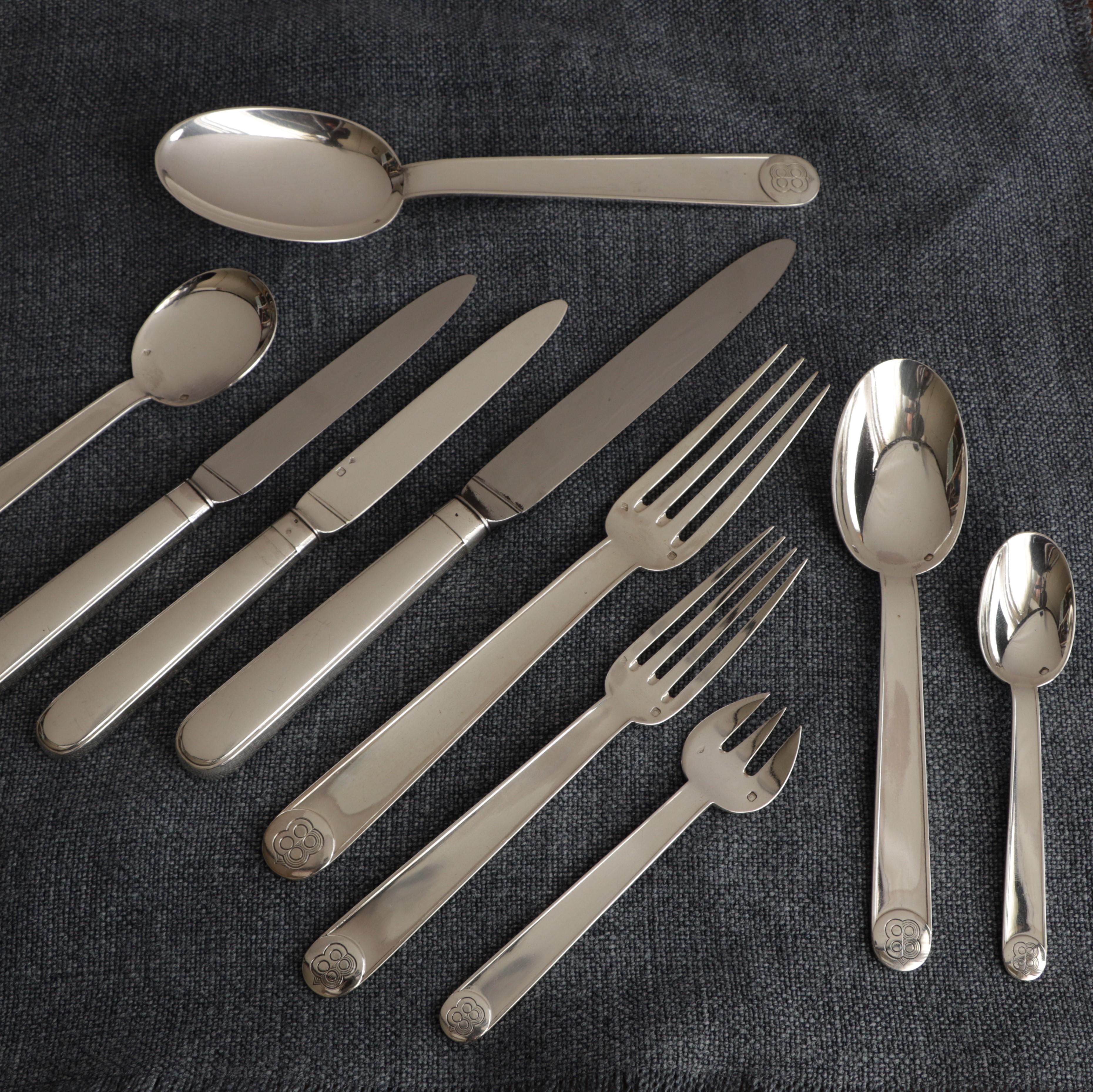 This cutlery set is Jean E. Puiforcat's Normandy model. Made of plain silver, the cutlery has handles decorated with a round numbered pastille.
This cutlery, dated 1934, was chosen by Compagnie Générale Transatlantique to equip one of the