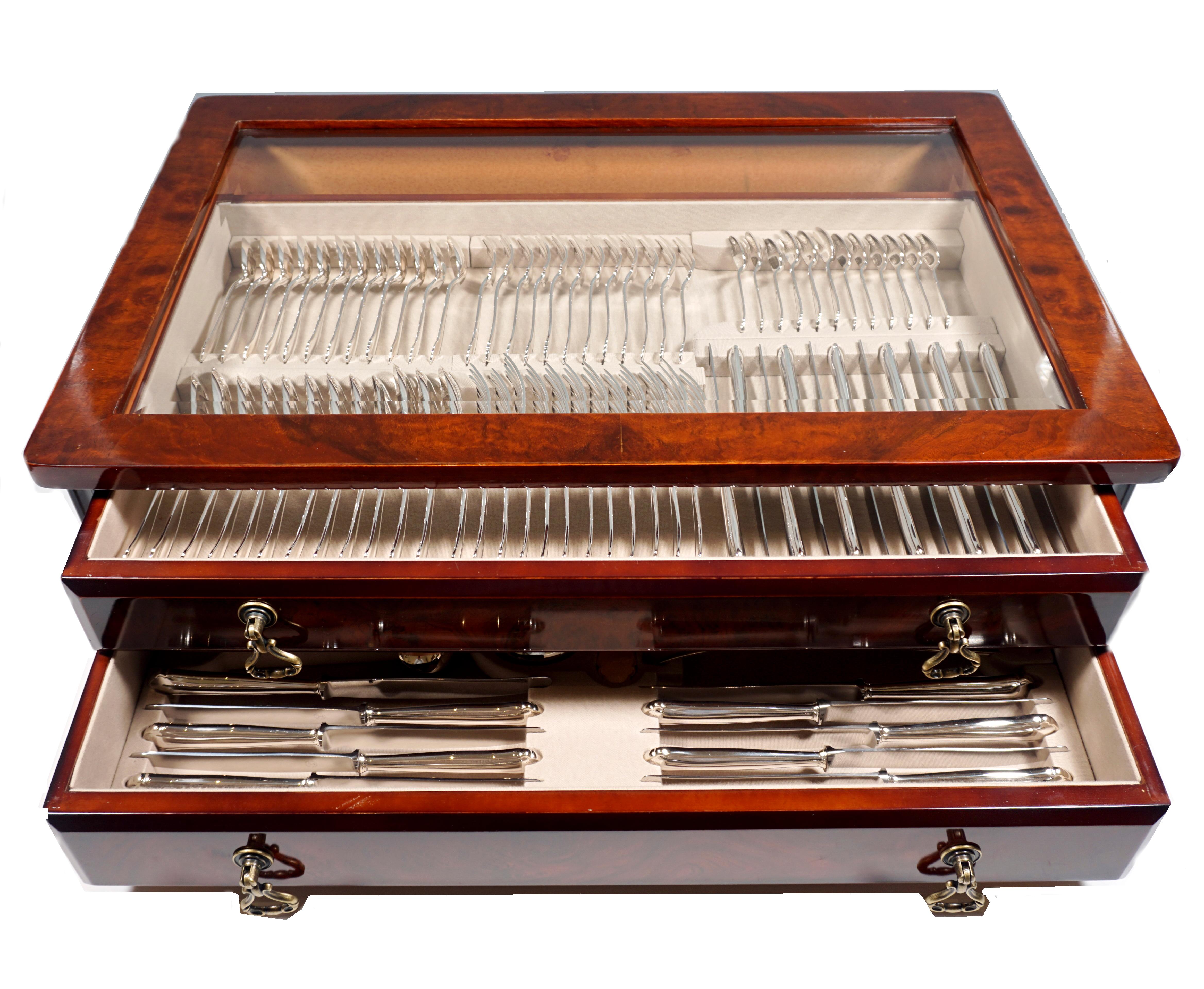 Elegant cutlery set made of solid silver for twelve people, consisting of 112 pieces, in showcase.
Date of manufacture: circa 1925
Material: Massive silver '800'
Style: Discreet thread decoration around a slightly curved bridge with a baroque