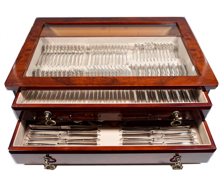 Elegant cutlery set made of solid silver for twelve people, consisting of 112 pieces, in showcase.
Date of manufacture: circa 1925
Material: Massive silver '800'
Style: Discreet thread decoration around a slightly curved bridge with a baroque
