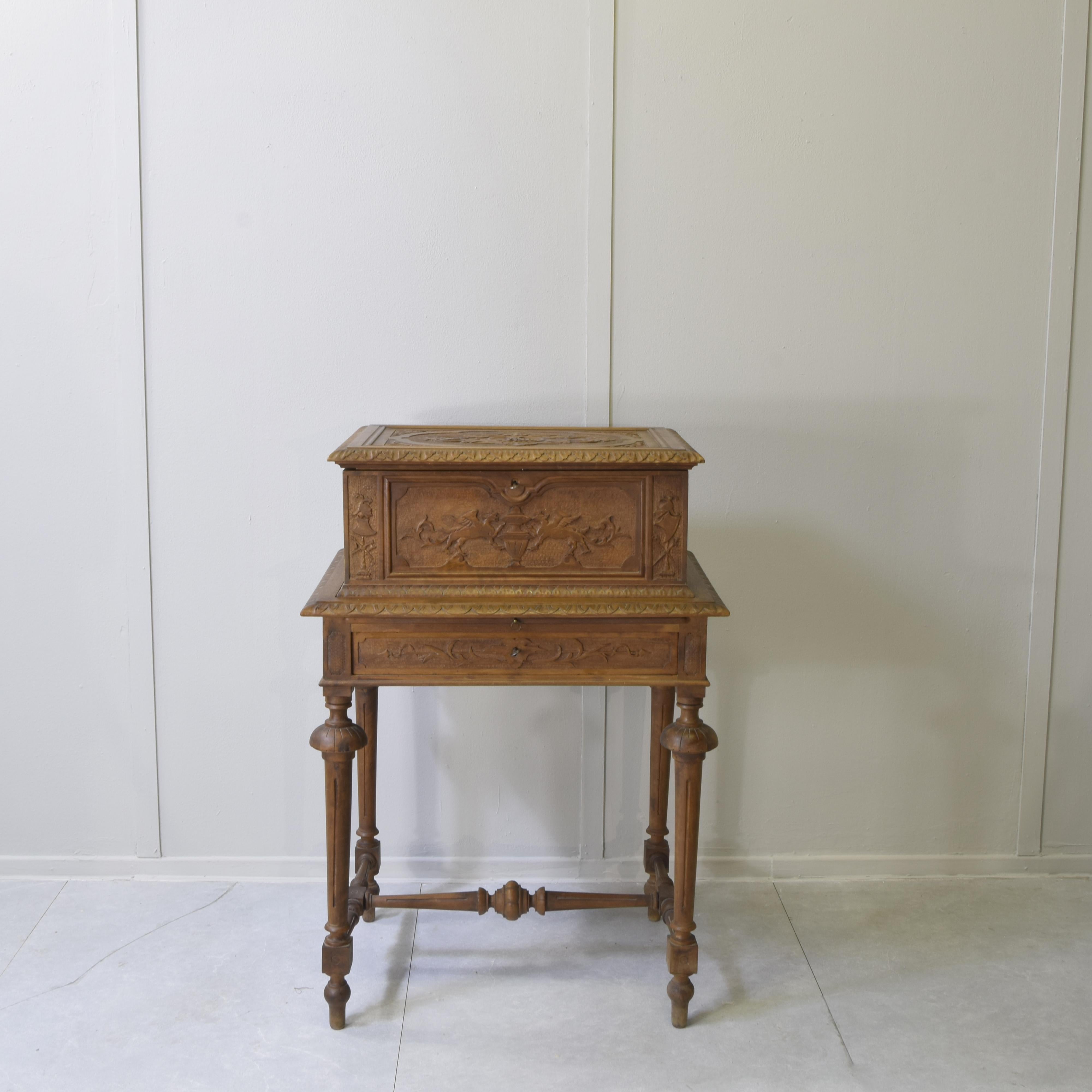 Servizio di Posate in Argento (153 Pezzi) con Cofanetto in Legno Intagliato (Inizio XX Secolo)

Servizio da tavola e dessert completo, composto da 153 pezzi di posate in argento, custodito in un elegante cofanetto espositore/contenitore d'epoca in