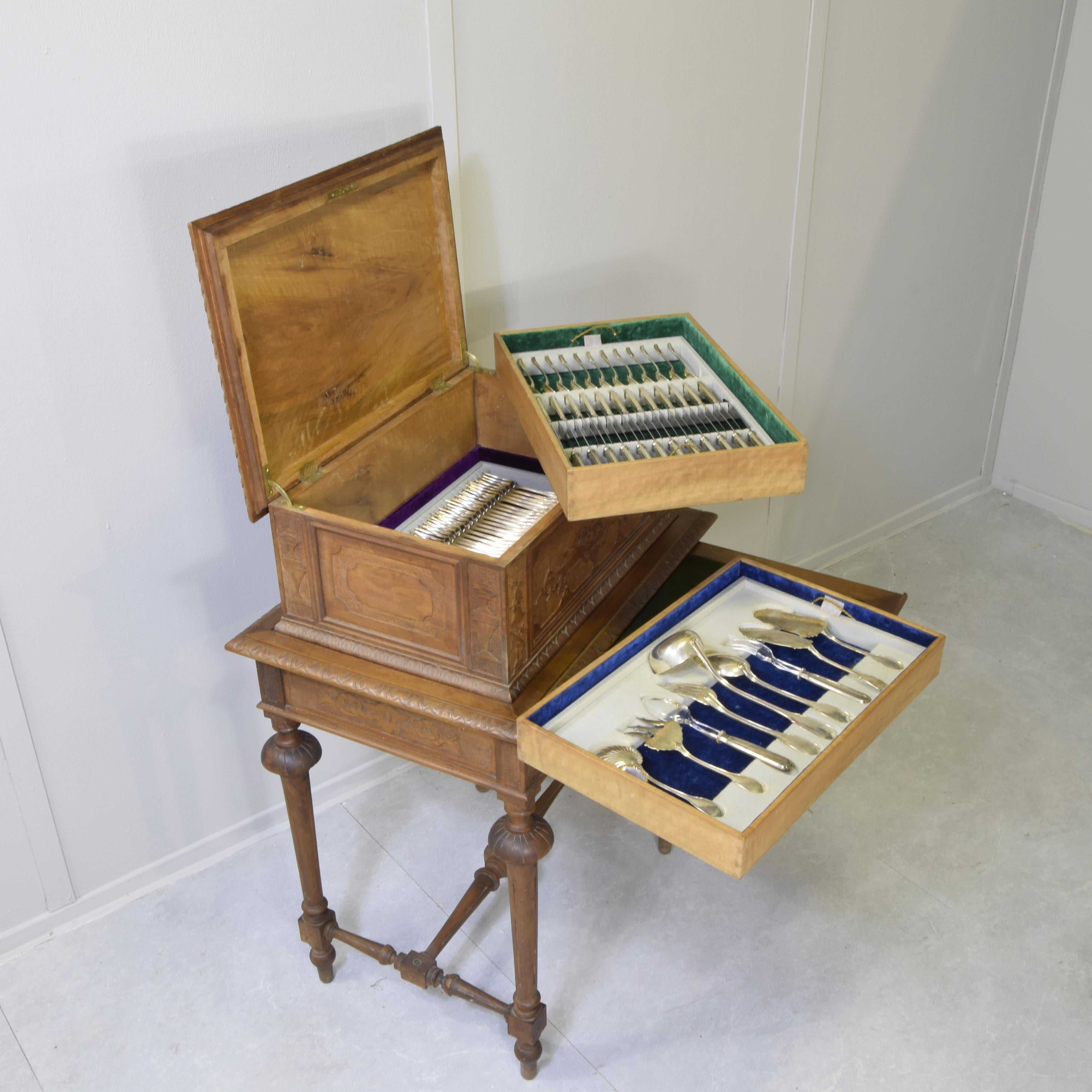 Silver cutlery set with carved wooden box (silversmith A.Cesa S.C., early 20th c 1