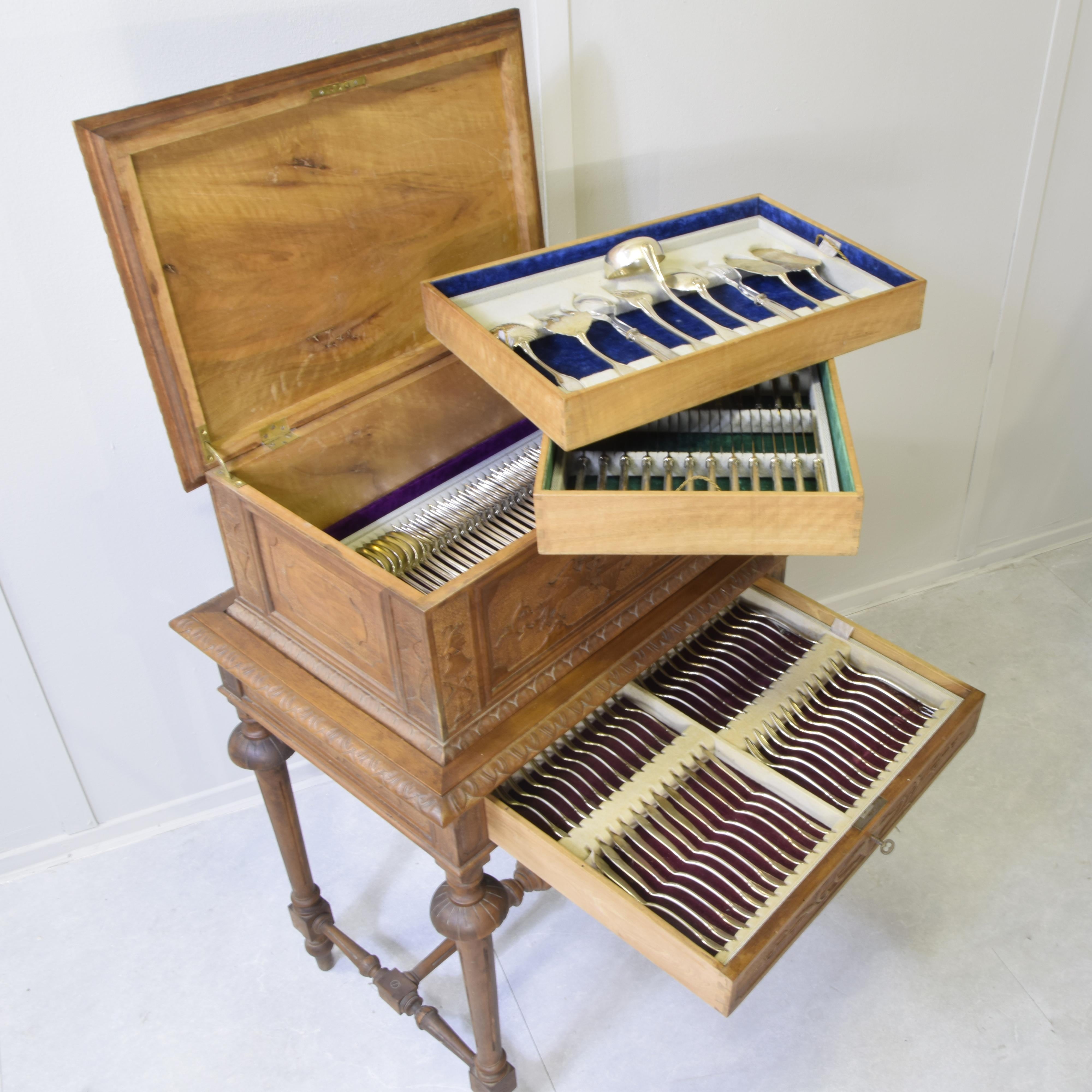 Silver cutlery set with carved wooden box (silversmith A.Cesa S.C., early 20th c 2