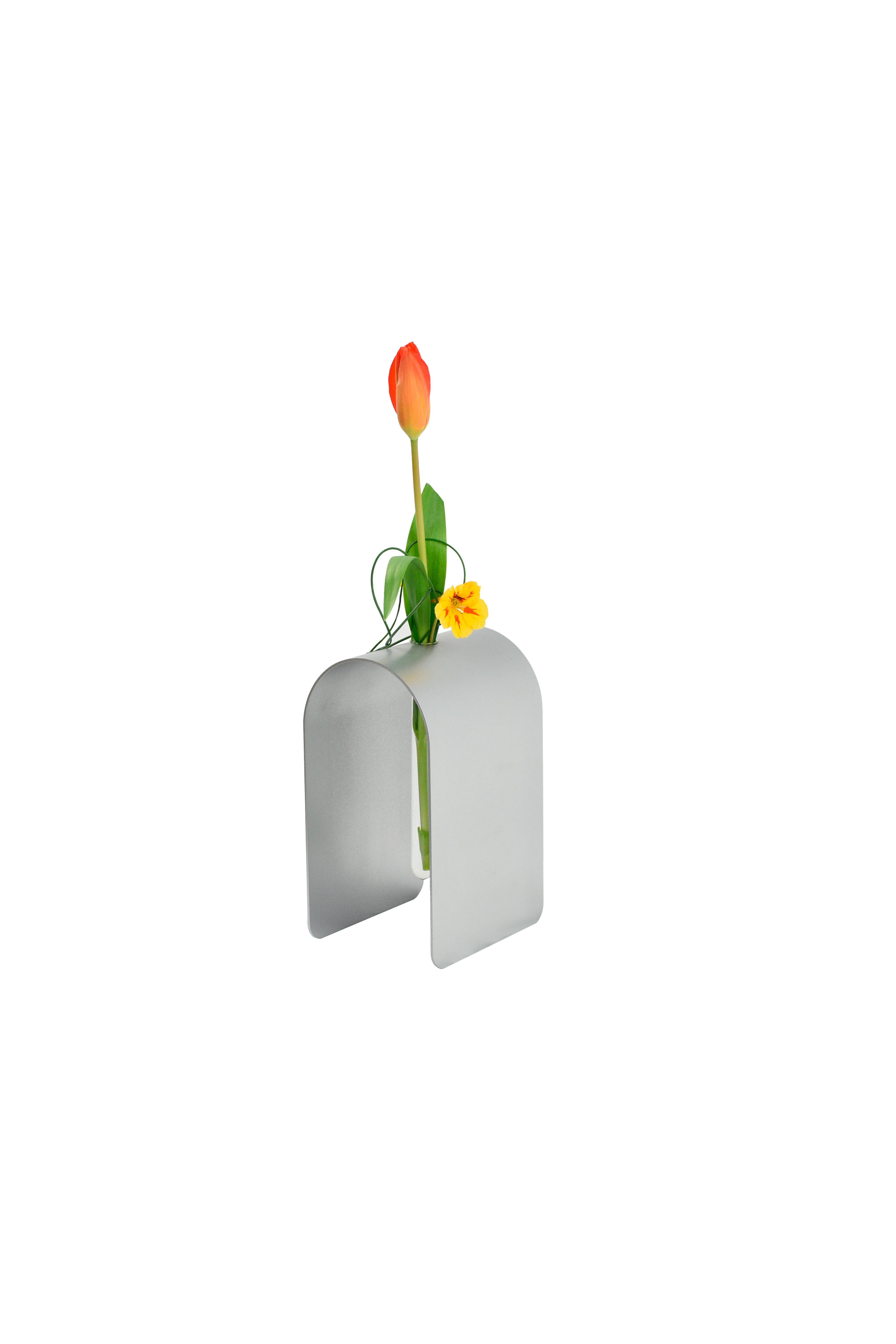 Vaso Dahlia in argento di WM Metal Design
Dimensioni: P 14 x L 11 x H 22 cm. 
Materiali: Metallo.

Disponibile in oro, oro rosa, blu, rosso e argento. Contattateci.

Caratterizzato da una vivida e sorprendente tonalità di blu petrolio, questo vaso a