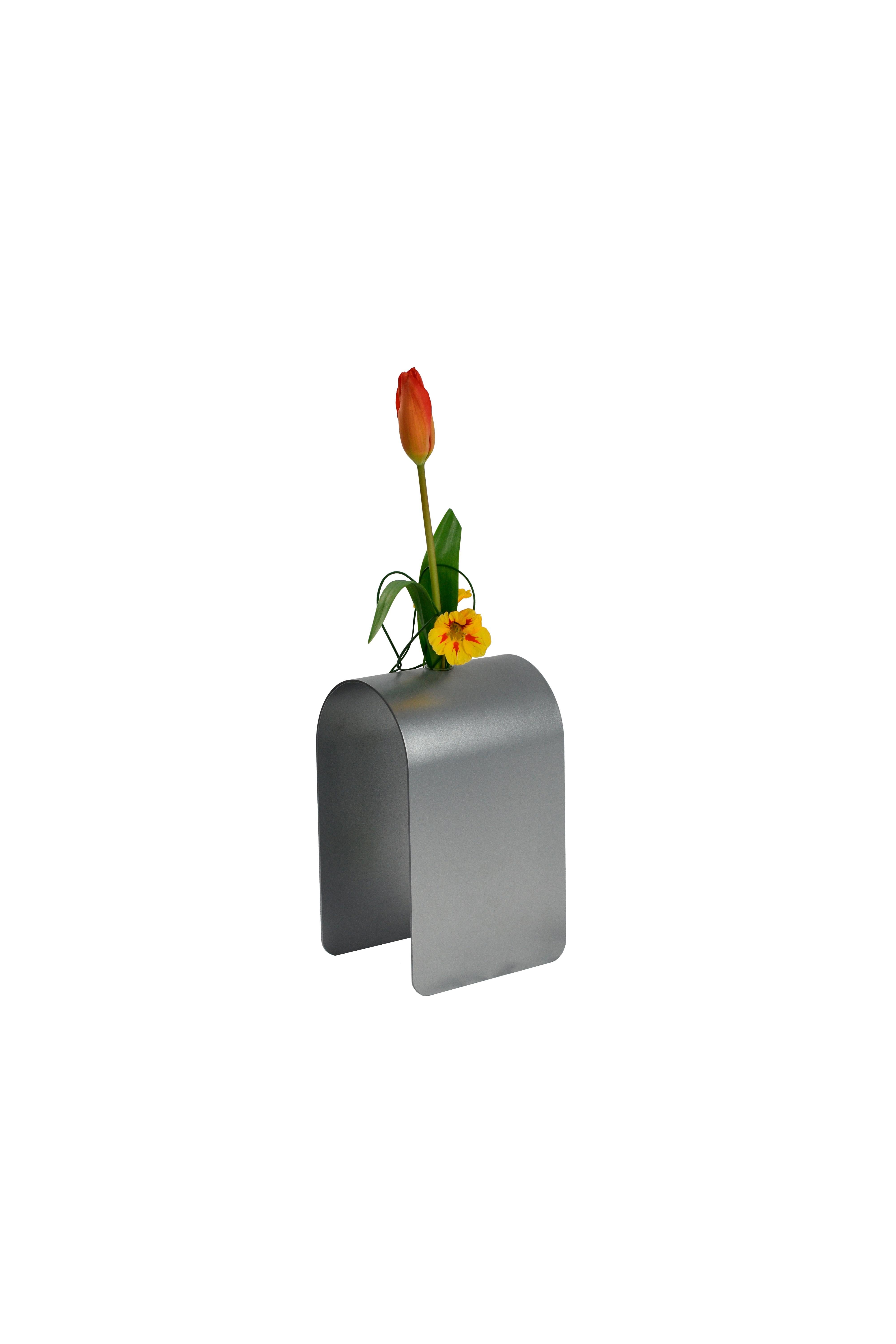 Postmoderno Vaso Dahlia in argento di WM Metal Design in vendita