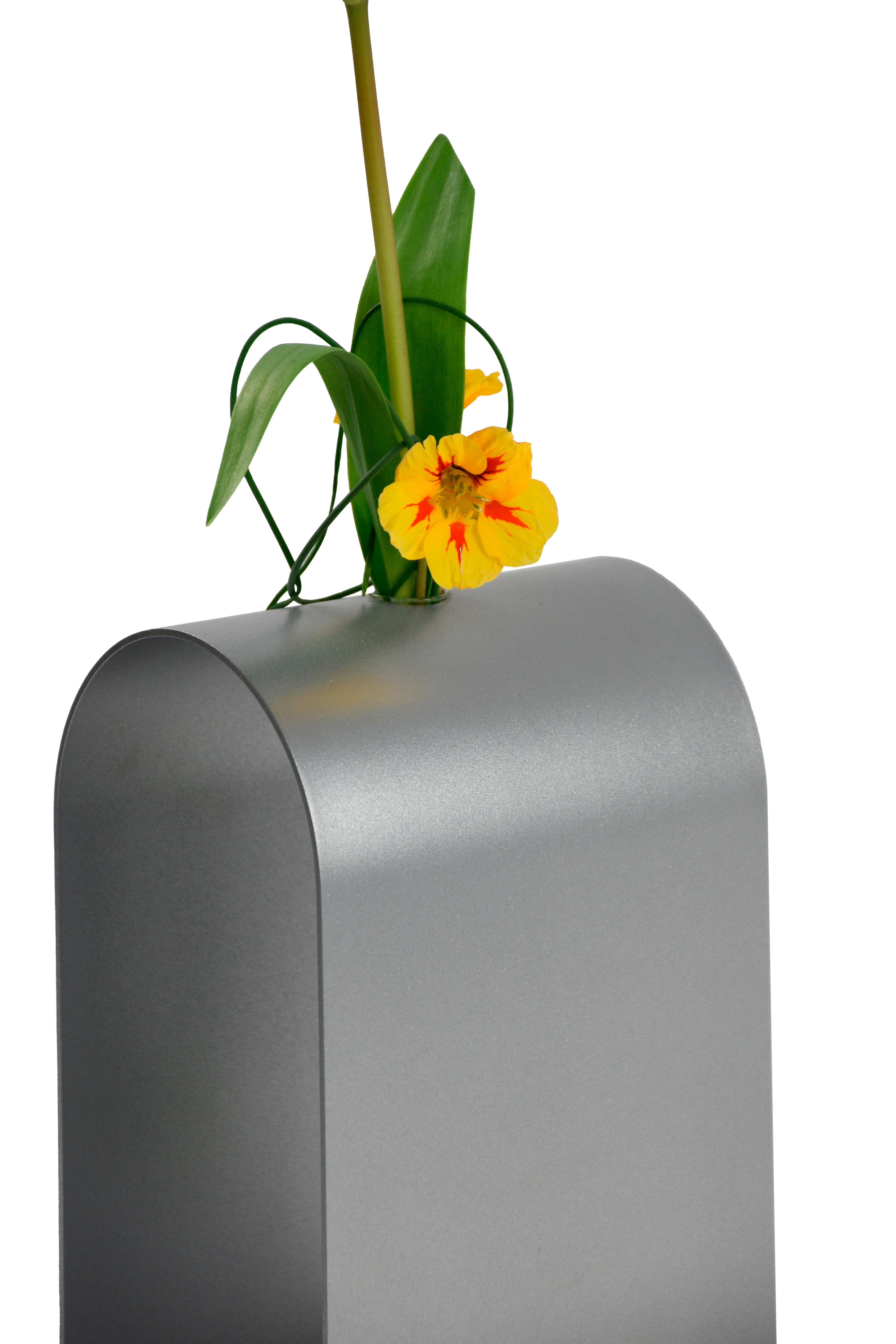 Italiano Vaso Dahlia in argento di WM Metal Design in vendita