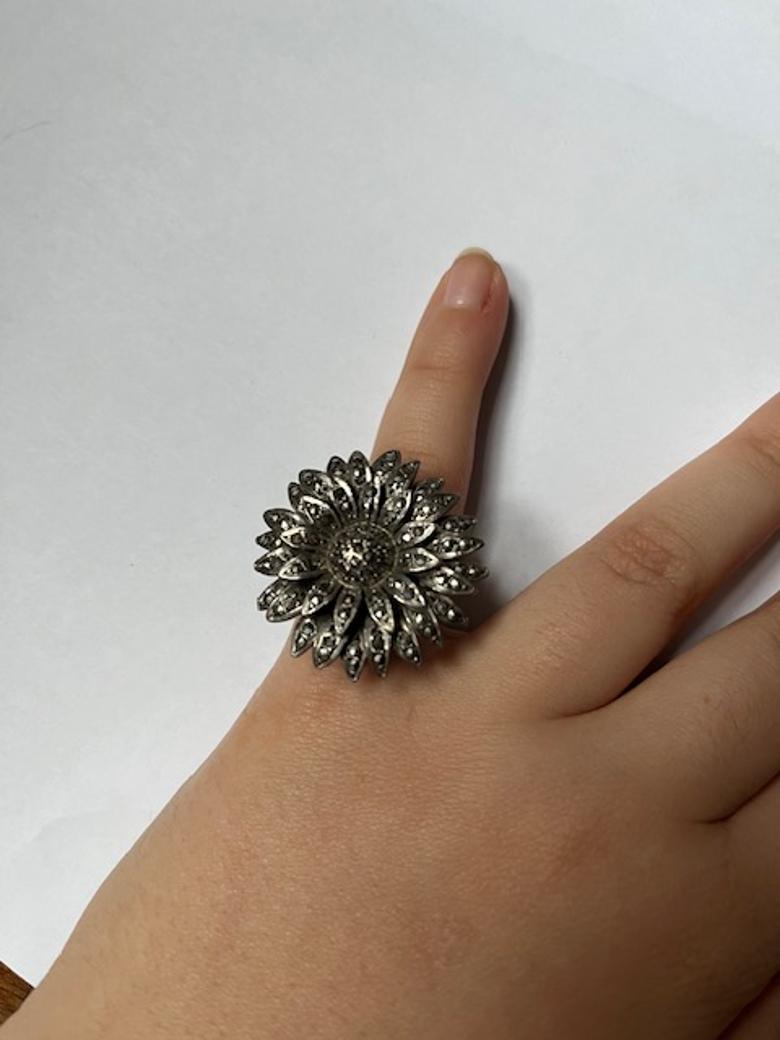 Taglio a rosa Anello in argento con margherita e strass in vendita