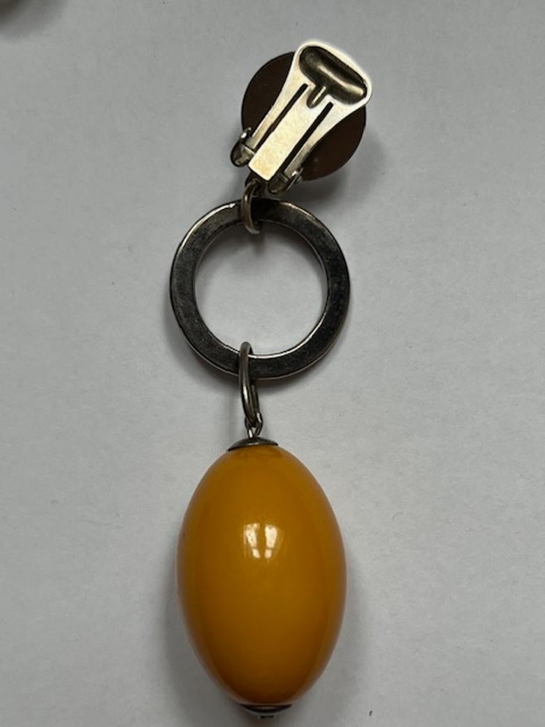Silver Dangling Clip-on Earrings with Yellow Bakelite Pendant by Roger Scemama im Zustand „Hervorragend“ im Angebot in PARIS, FR