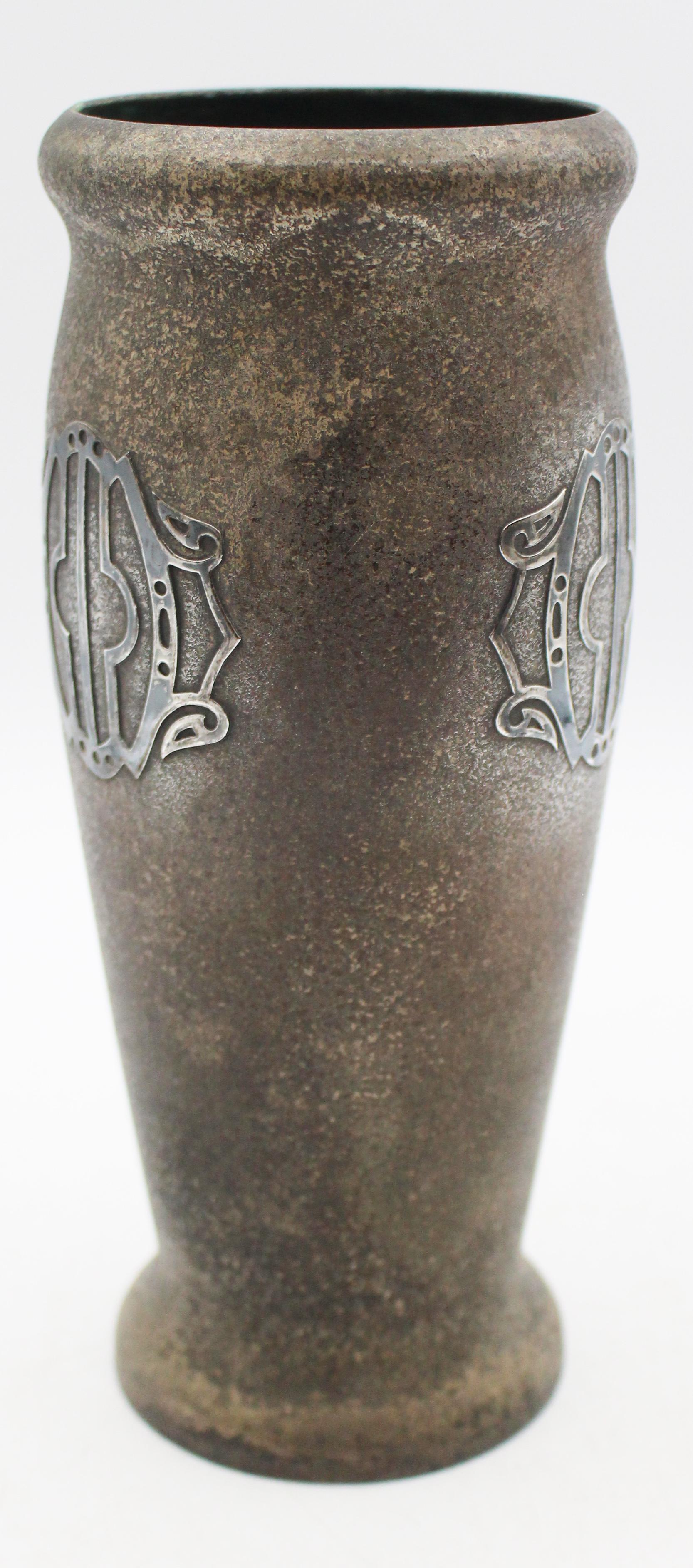 Vaso in bronzo decorato in argento di SilverCrest, 1930 circa, USA. Marchio sul fondo: 