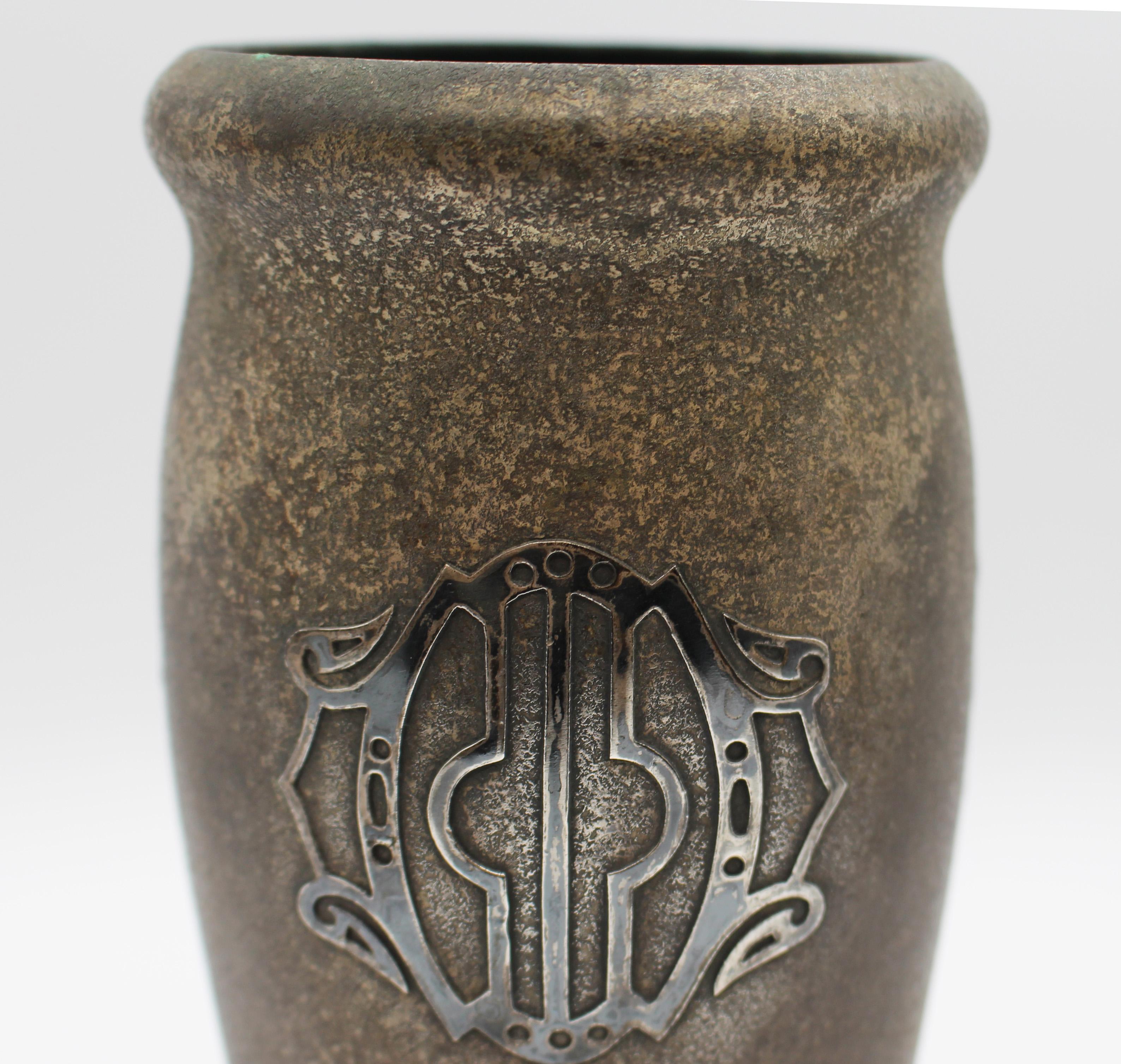 Arts and Crafts Vaso in bronzo con decorazioni in argento di SilverCrest, circa 1930 in vendita