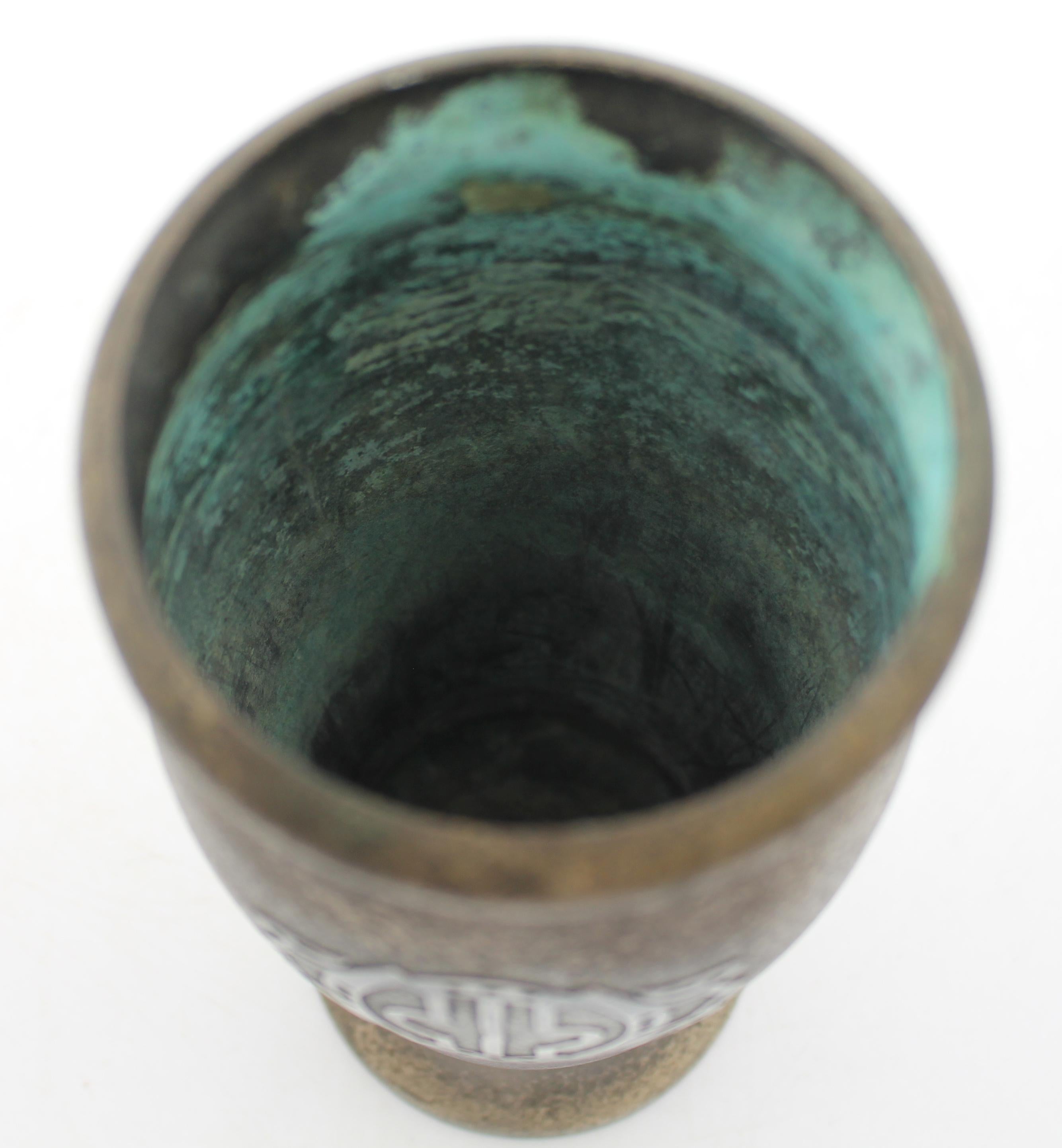 Vaso in bronzo con decorazioni in argento di SilverCrest, circa 1930 In condizioni buone in vendita a Chapel Hill, NC