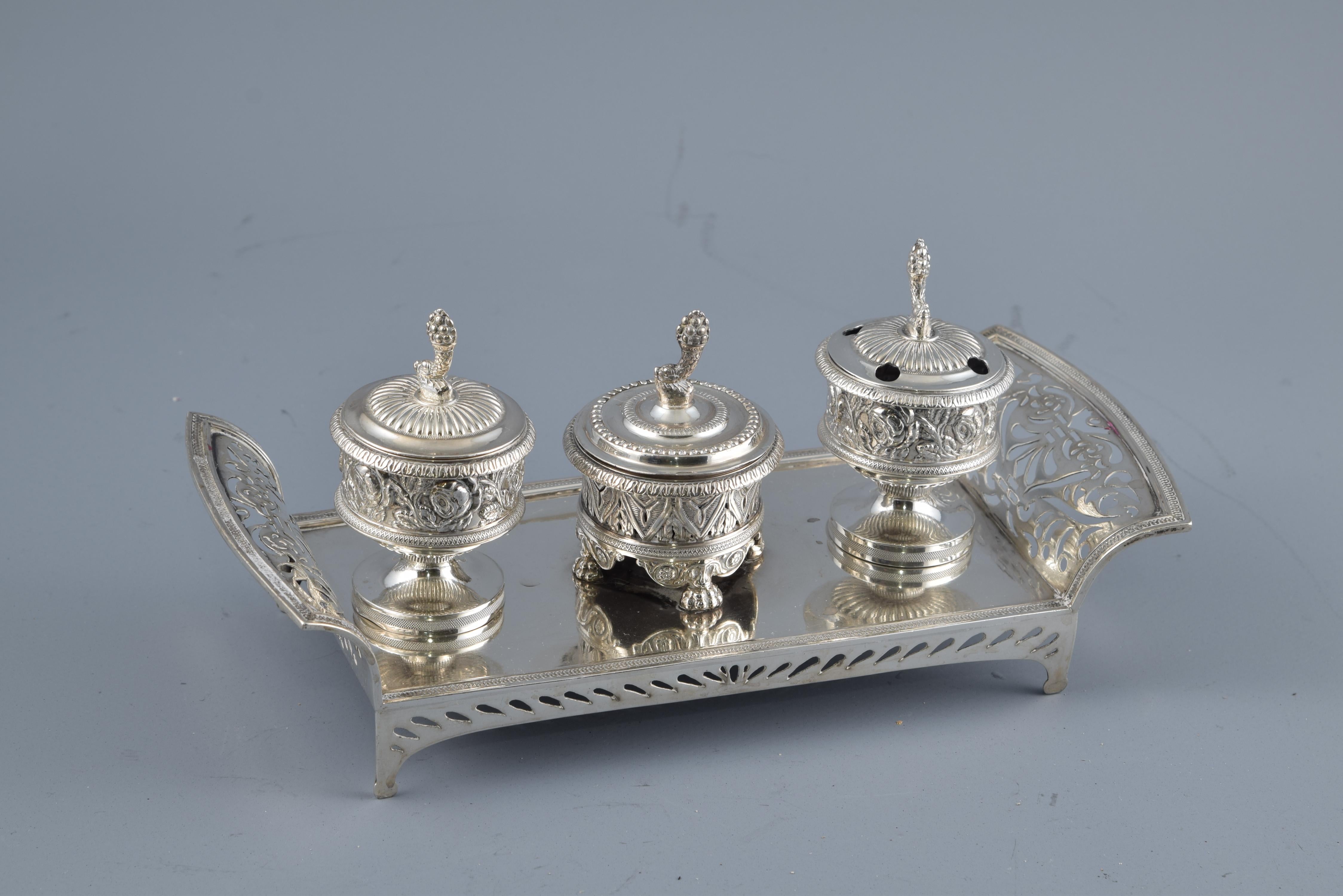 Scribe with three inkwells. Silver. Real Martínez silver factory, Madrid, 1845.
With contrast marks.
Notary of silver in its color composed of a rectangular tray with raised and openwork sides and openwork decoration on the longer sides