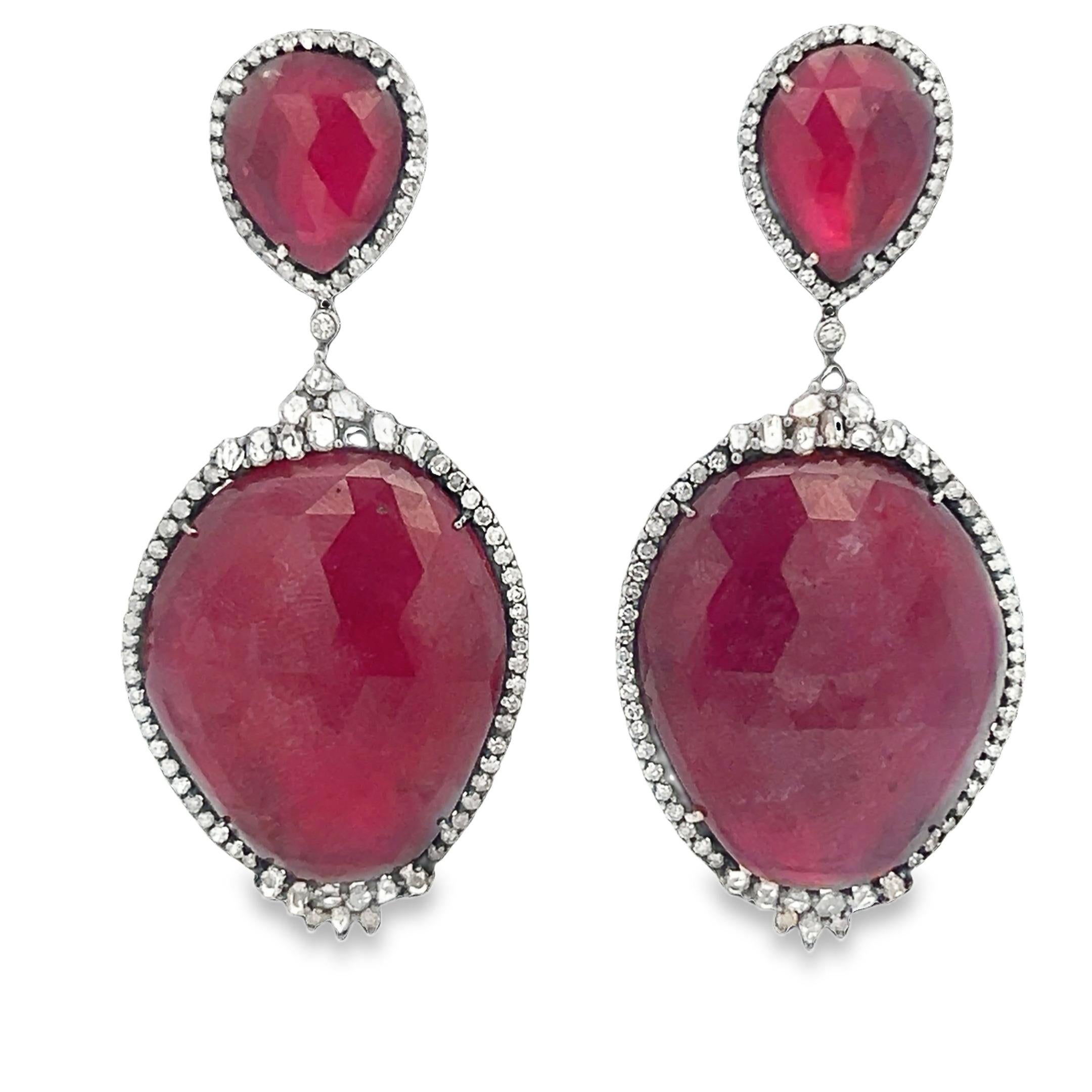 Taille cabochon Boucles d'oreilles en argent avec diamants et rubis en vente