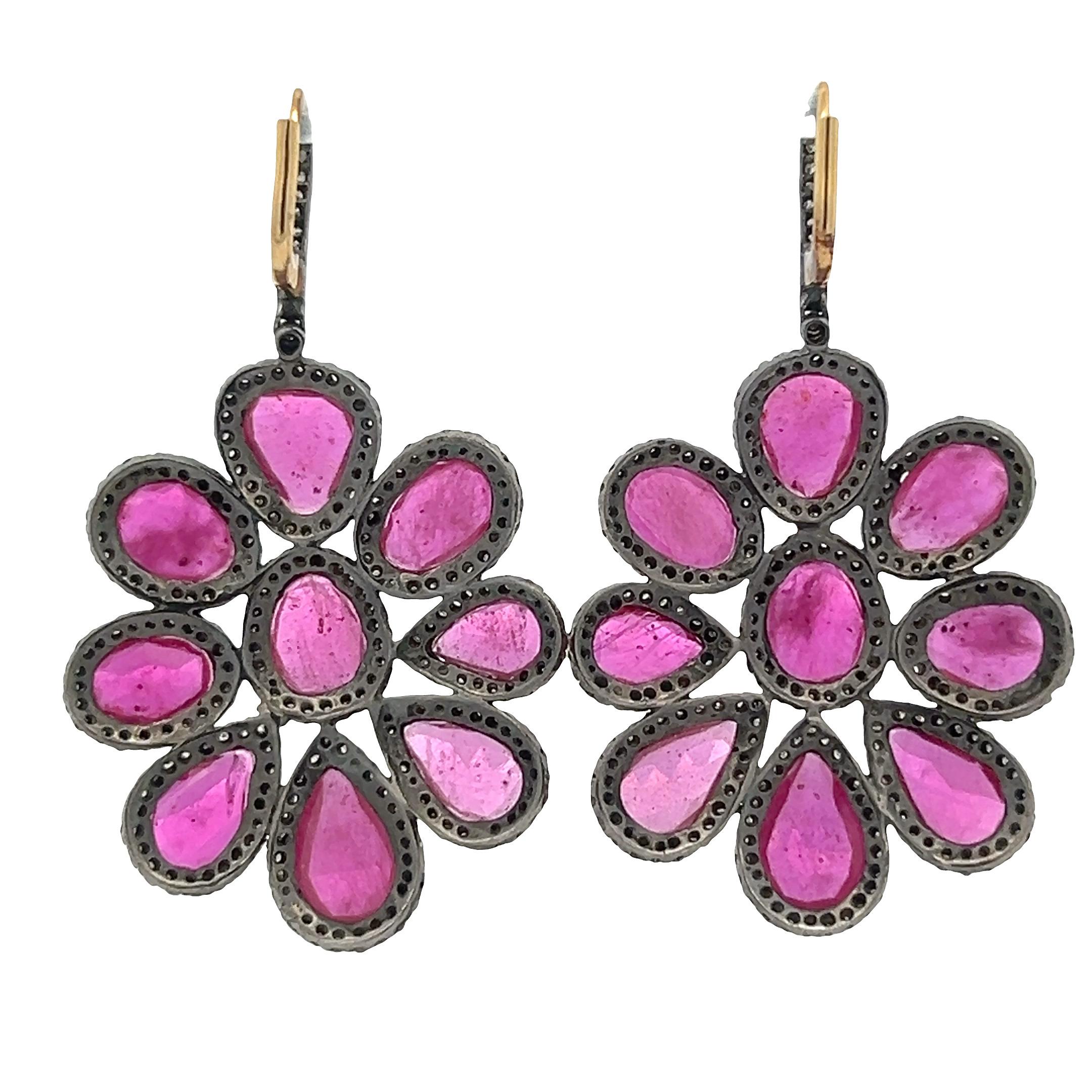 Silberne Blumenohrringe mit Diamanten und Rubinen (Ovalschliff) im Angebot