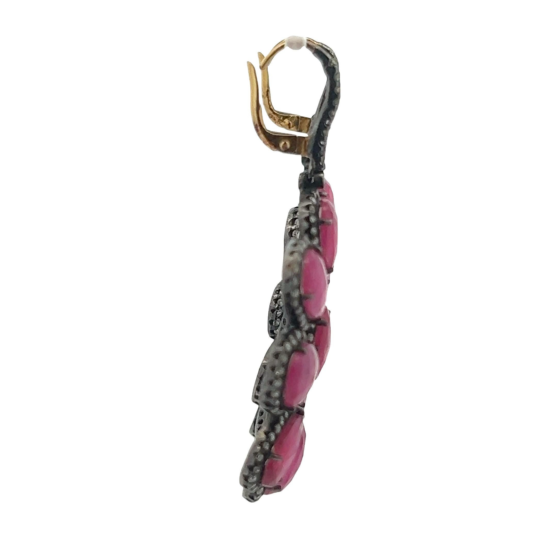 Silberne Blumenohrringe mit Diamanten und Rubinen im Zustand „Gut“ im Angebot in Cedar Grove, NJ