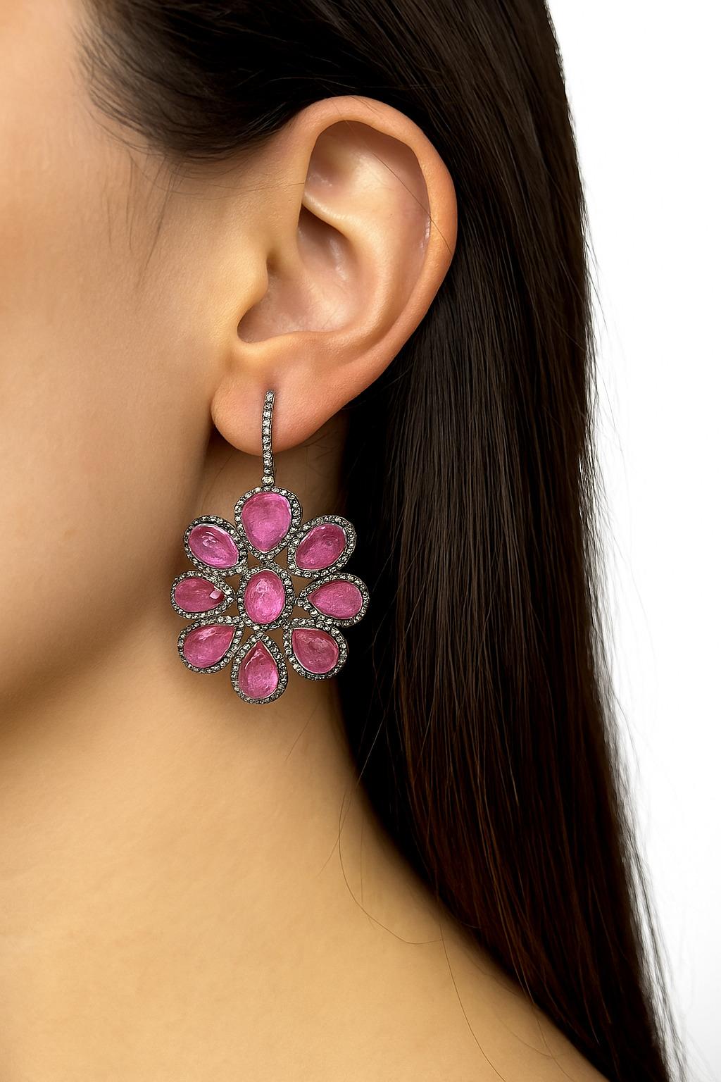 Silberne Blumenohrringe mit Diamanten und Rubinen Damen im Angebot