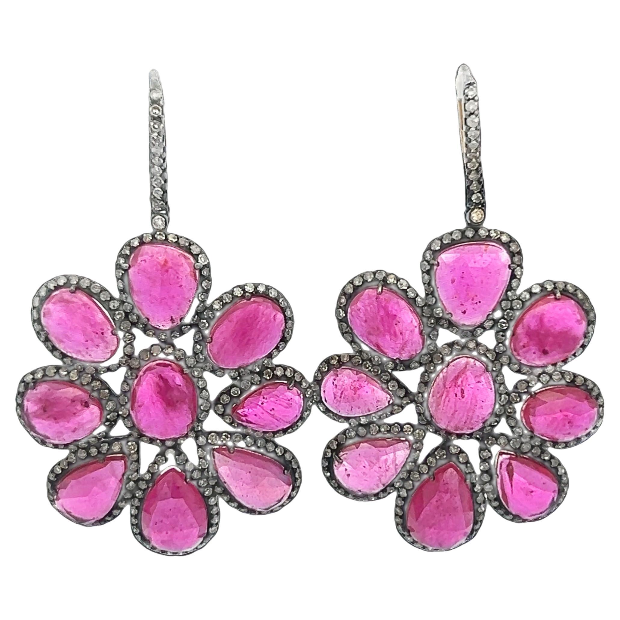 Silberne Blumenohrringe mit Diamanten und Rubinen im Angebot