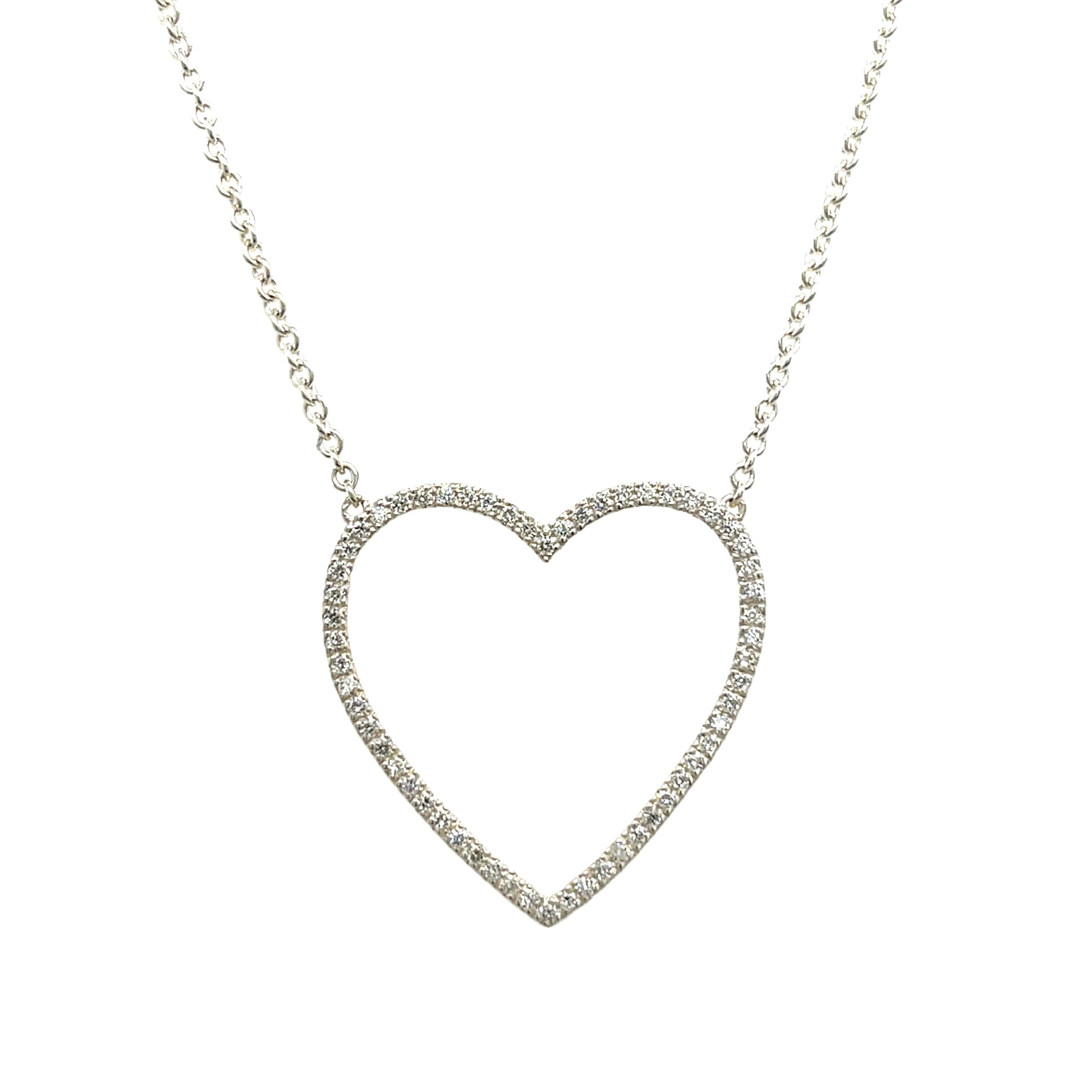 Pendentif cœur en argent serti de 0,50ct de diamants naturels étincelants. Ce modèle romantique en forme de cœur est orné de diamants sertis en pavé, offrant un éclat brillant et une grande élégance. Fabriqué en argent sterling poli, le pendentif