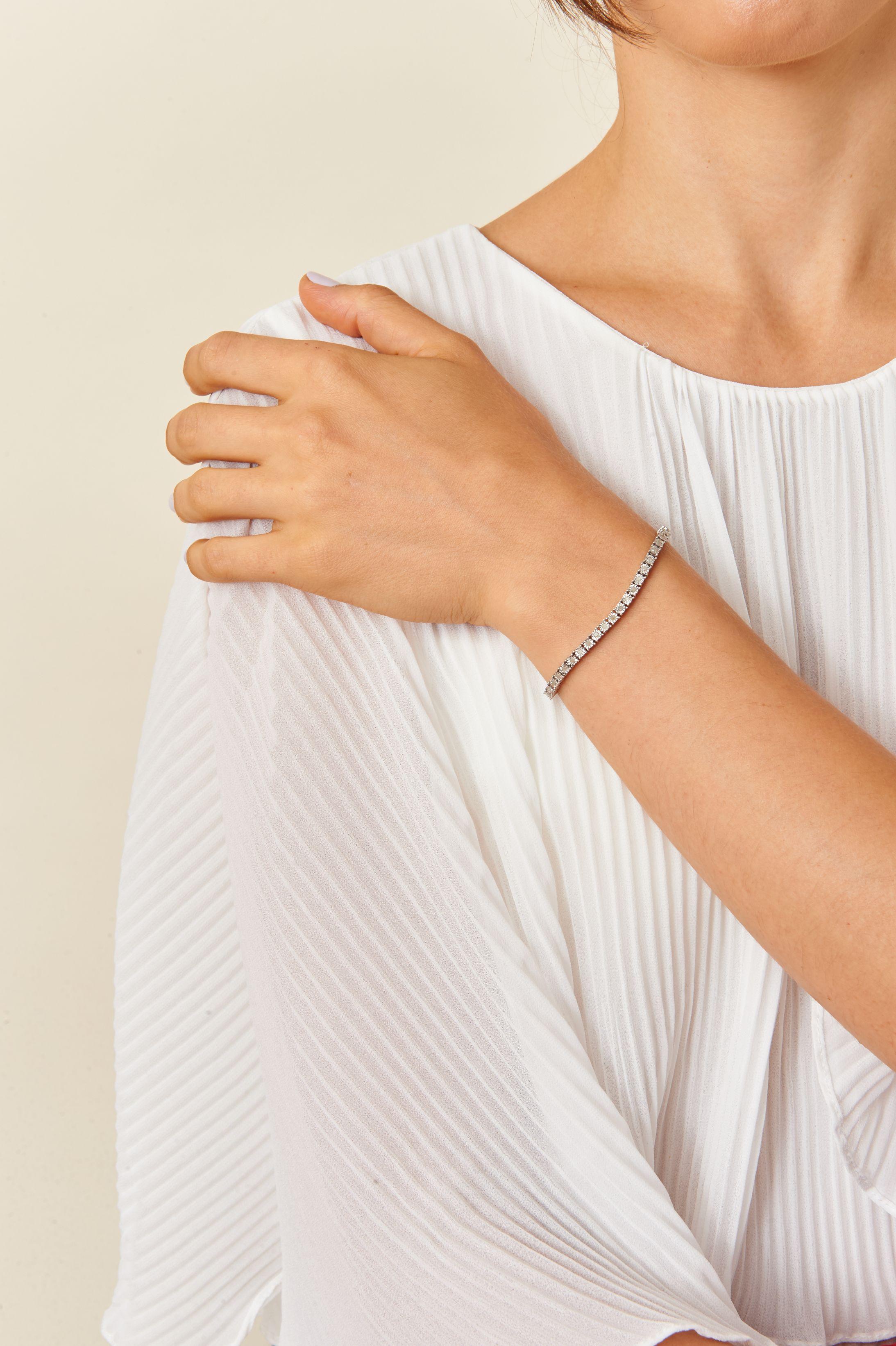 Silber Diamant-Tennisarmband mit runder facettierter Lünette 6 Zoll (Rundschliff) im Angebot
