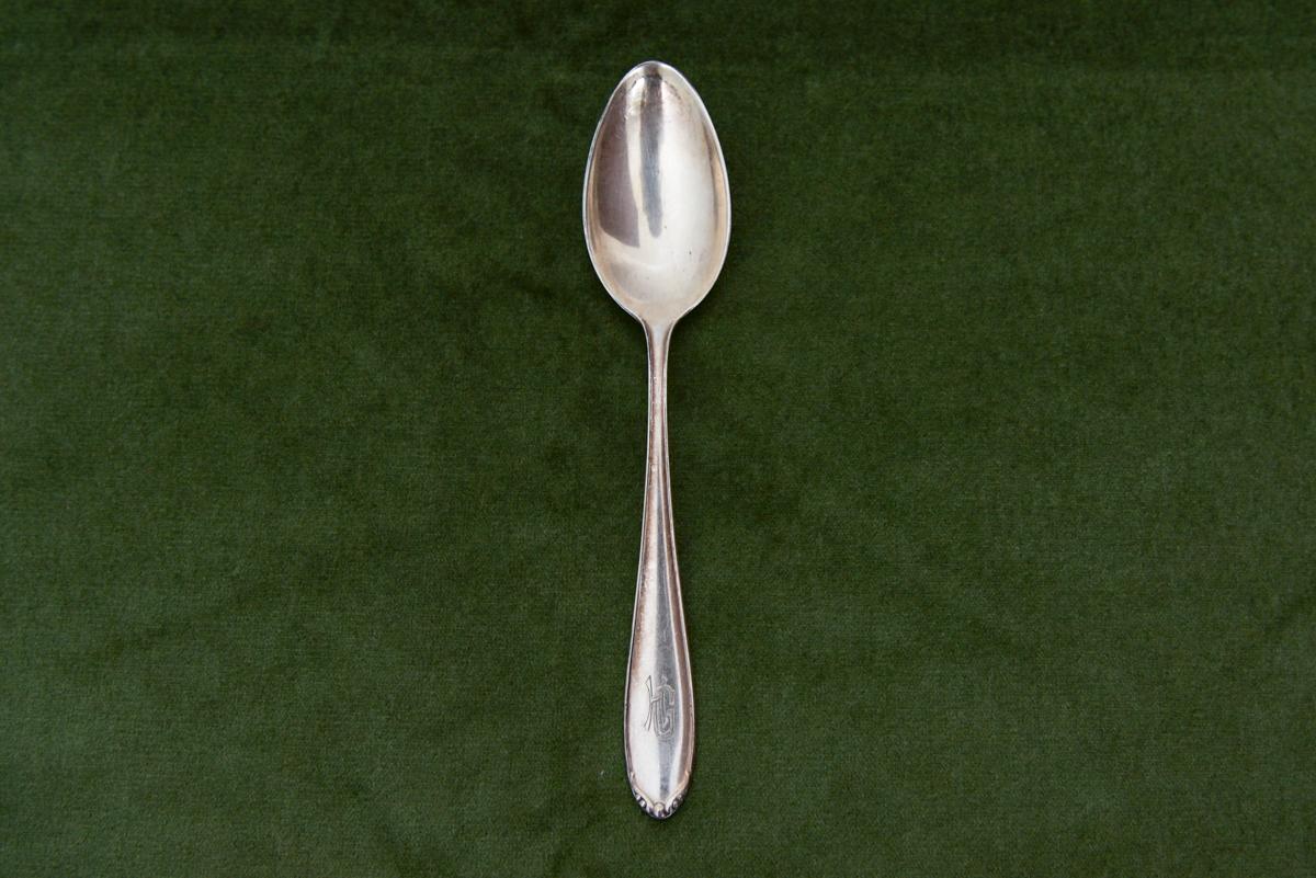 12 silver dinner spoons from the German company Bruckmann & Söhne.

Silver, fineness of 800, total weight 677 gr. length 21 cm, punctuation: crescent, crown, 800, eagle.