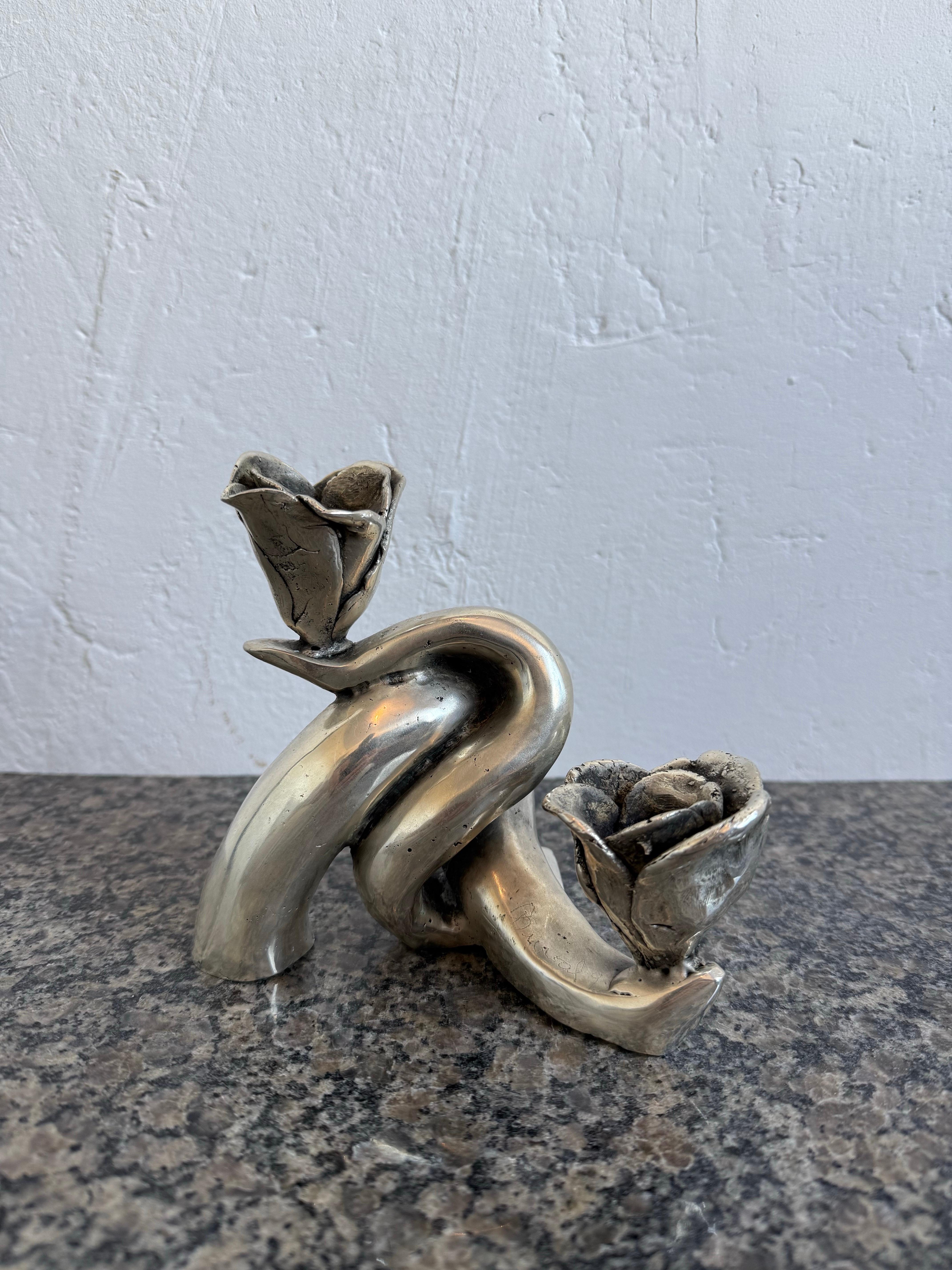 Portacandele moderno brasiliano in bronzo argentato con fiori su tralci.  Firmato da un artista sconosciuto, anni '90.