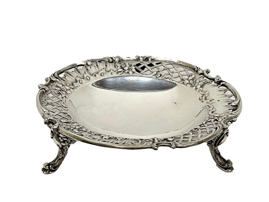 Silver dish designed by de Rudder for Wolfers, Brussel, Belgium 1892-1900

A silver dish made of silver with 800/000 purity of silver, designed by Isidore de Rudder (Isidore Lievin De Rudder 1855-1943) for Wolfers Frères (Philip Wolfers, 1856-1919),