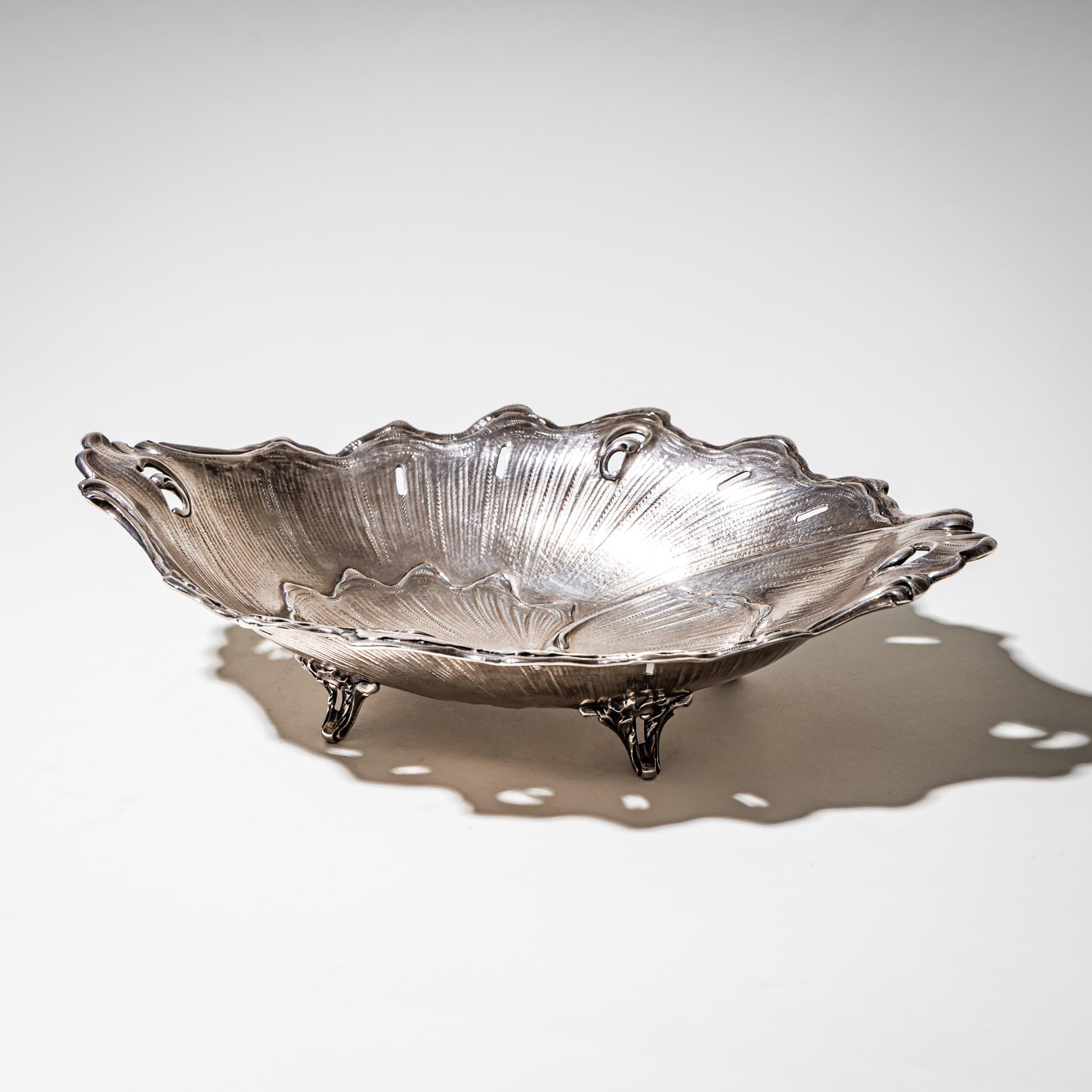 Plat en argent à décor de feuilles, fin du XIXe siècle Bon état - En vente à Greding, DE