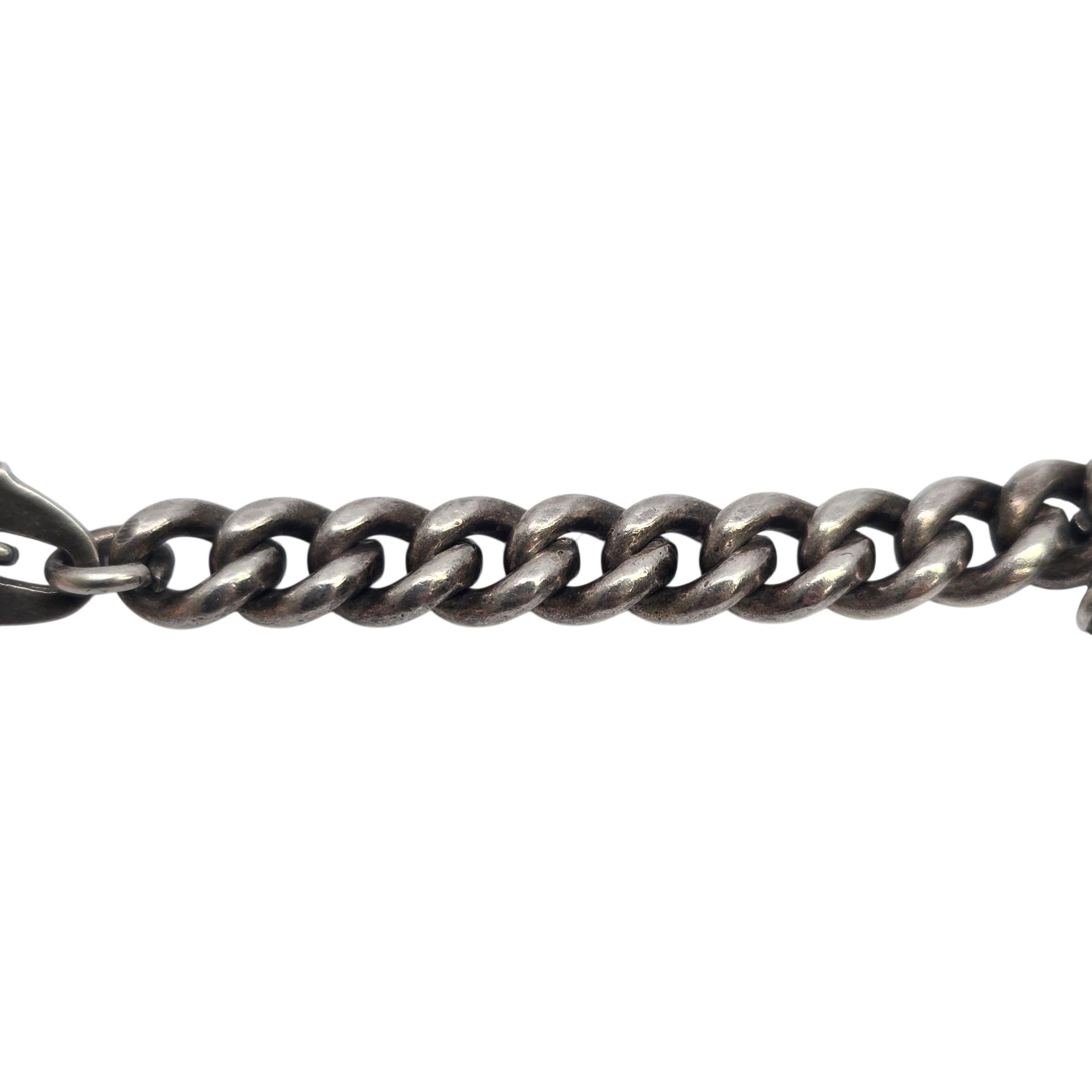 Disney Silber Charme Armband.

Dieses bezaubernde Armband mit Charms zum Sammeln enthält Jimney Cricket, Flower the Skunk, Donald Duck und Figaro the Cat. Der Verschluss lässt sich durch Drehen öffnen und schließen.

Wiegt ca. 24,1g, 15,5dwt

Maße